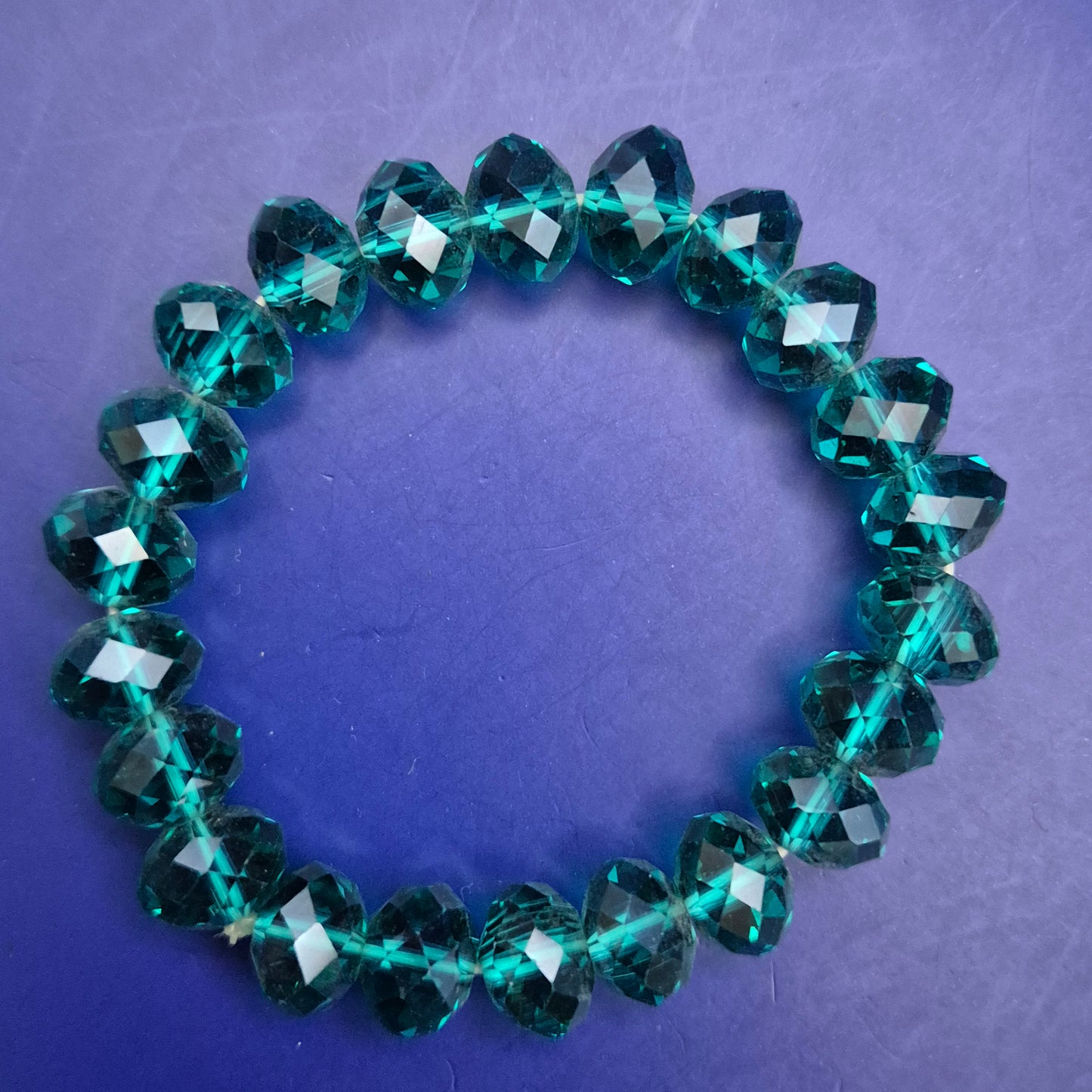 Stilvolles Damen Armband in Smaragdgrün – Facettierte Glasperlen