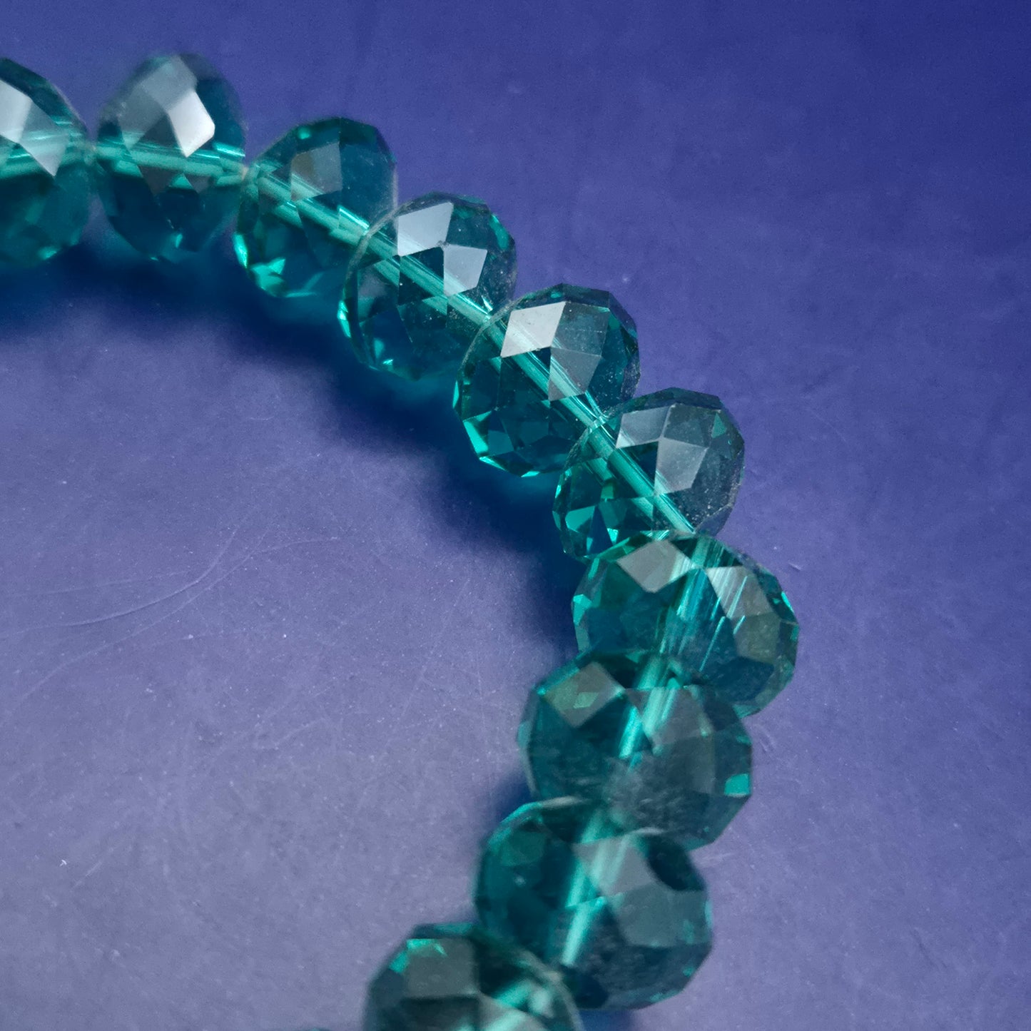 Stilvolles Damen Armband in Smaragdgrün – Facettierte Glasperlen