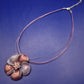 Großzügige Blumenstatementhalskette – Lilanuancen und Funkeln
