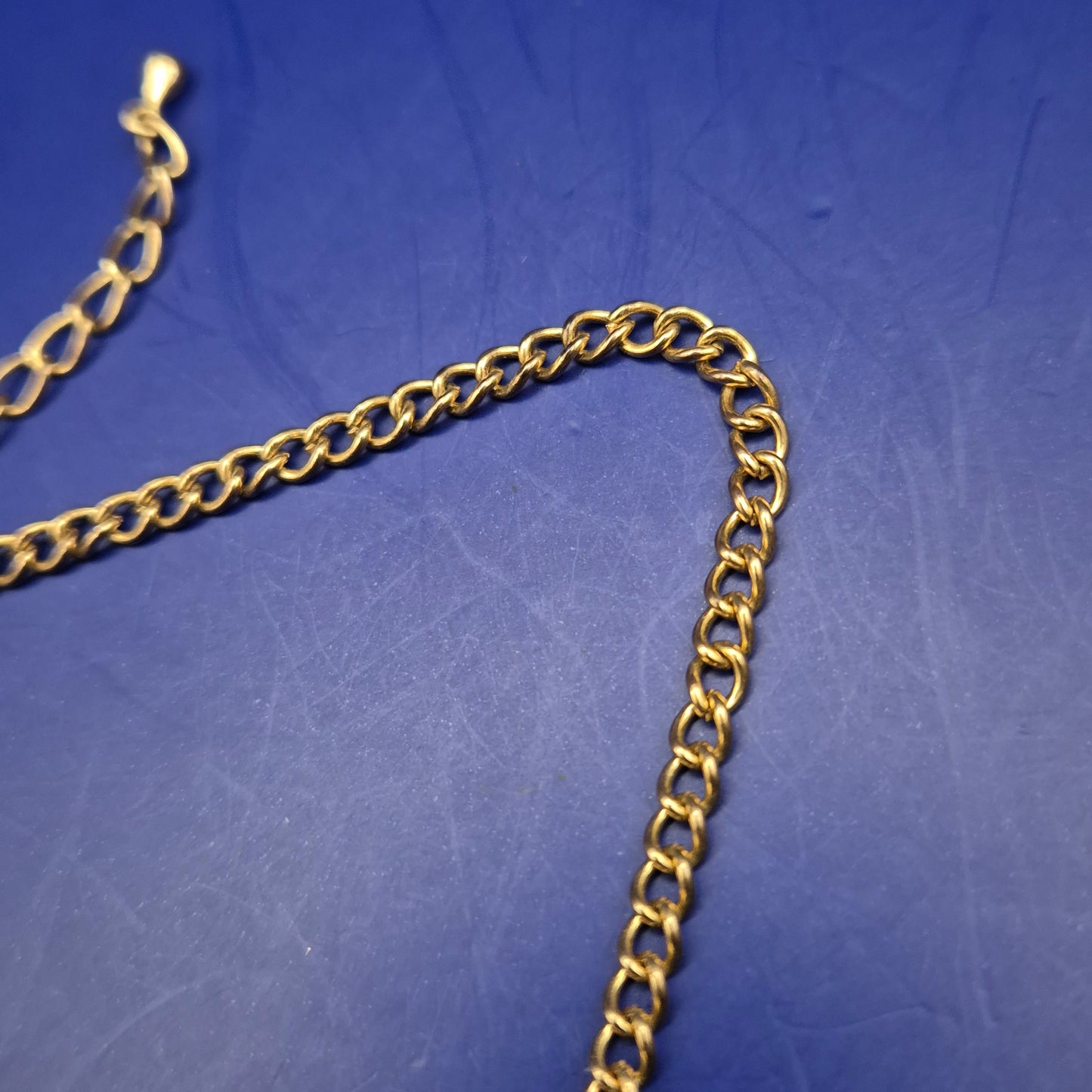 Elegante Halskette mit Türkis Stein Anhänger – Goldene Panzerkette