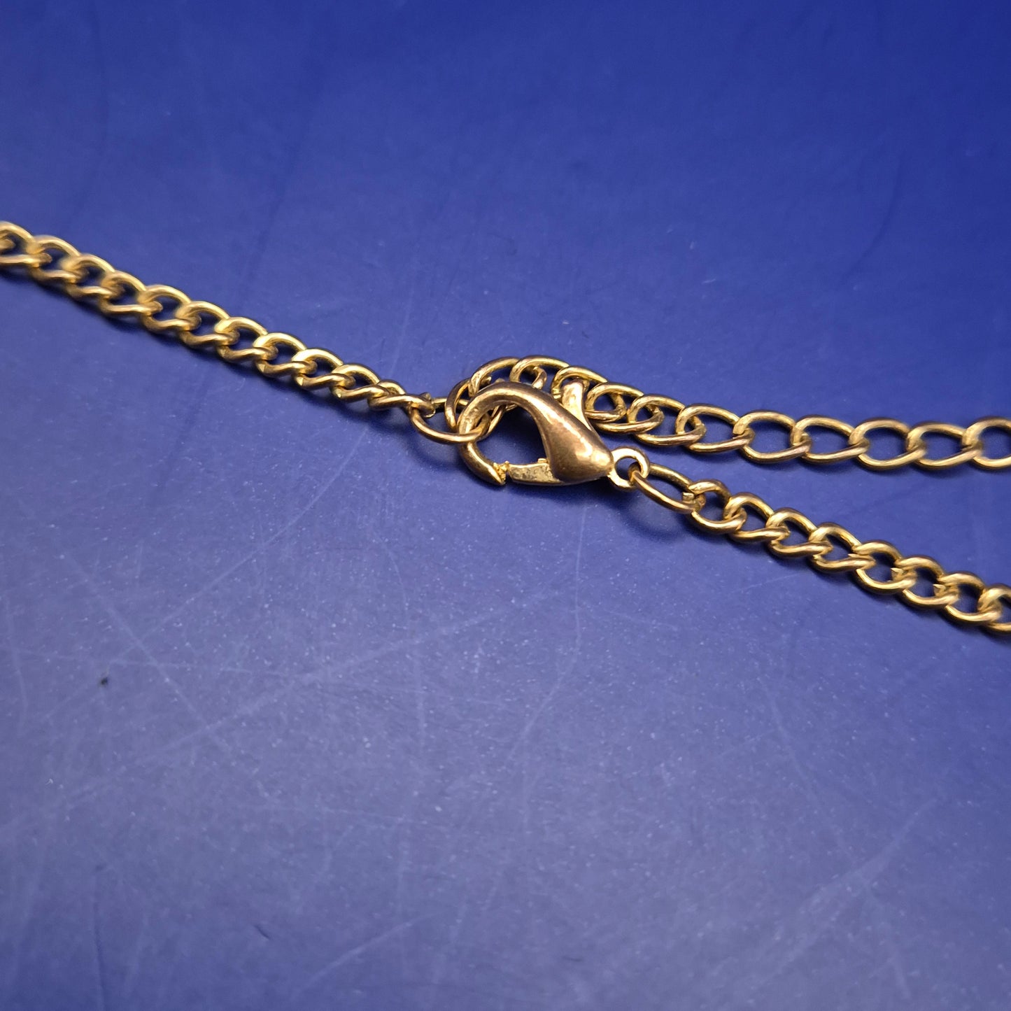 Elegante Halskette mit Türkis Stein Anhänger – Goldene Panzerkette