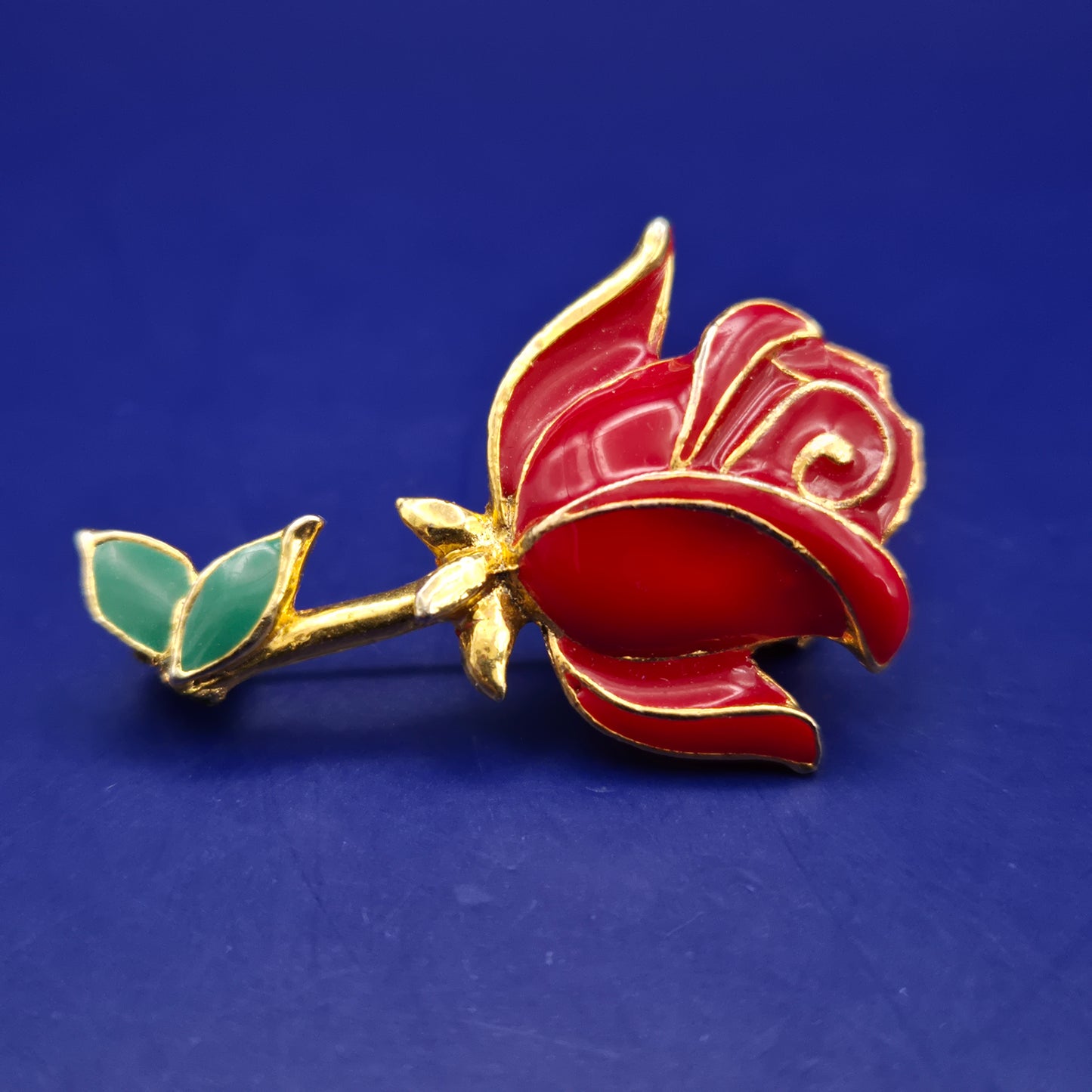 Elegante Rosen Brosche – Goldfarben mit Roter Emaille