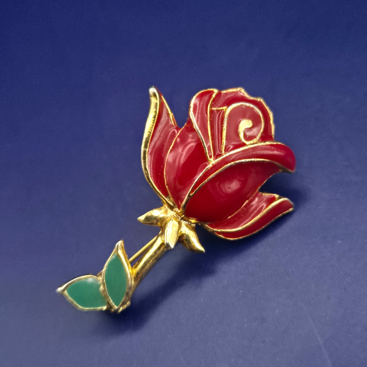 Elegante Rosen Brosche – Goldfarben mit Roter Emaille