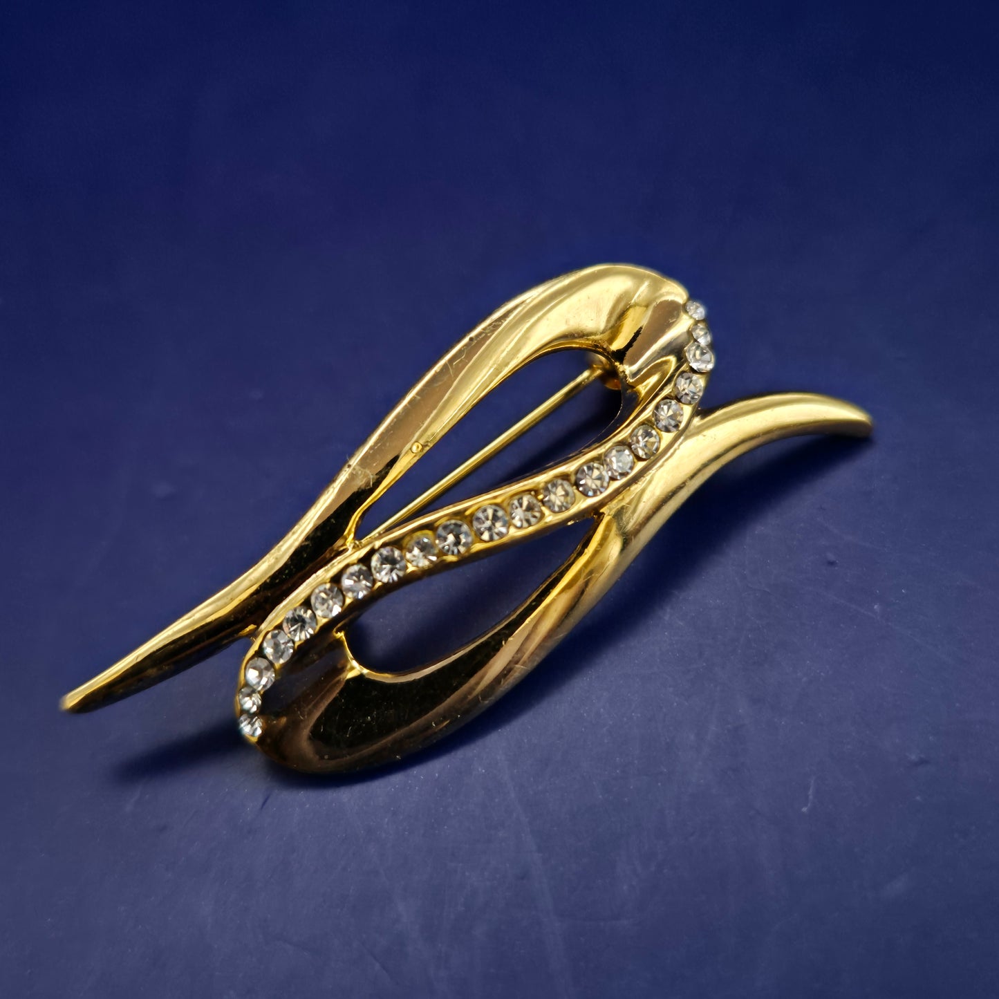 Elegante Goldfarbene Brosche mit Zirkonia-Verzierung