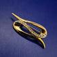 Elegante Goldfarbene Brosche mit Zirkonia-Verzierung