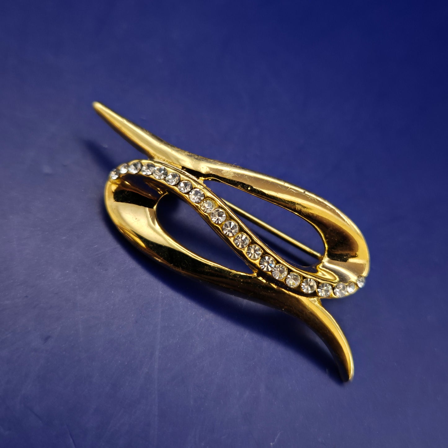 Elegante Goldfarbene Brosche mit Zirkonia-Verzierung