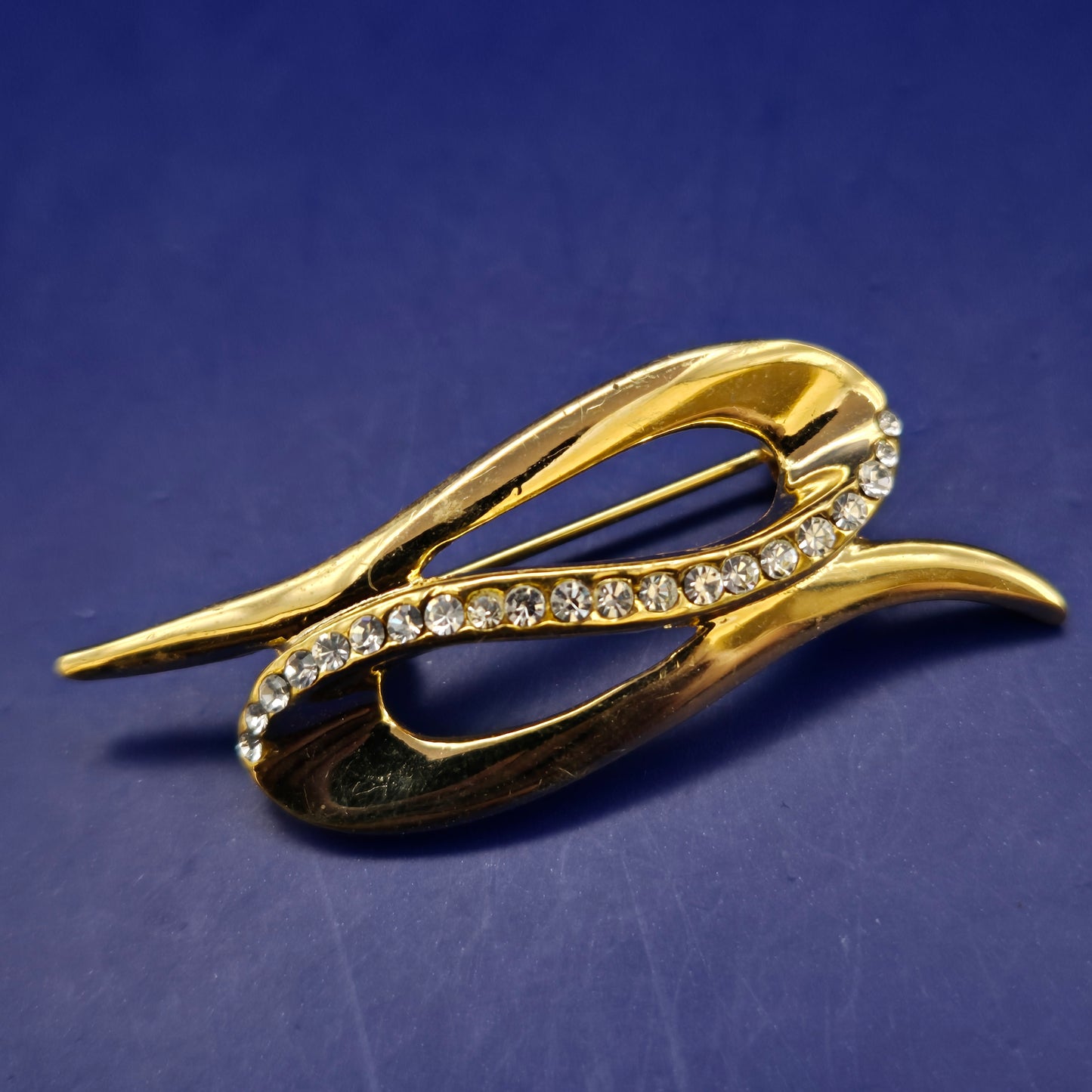 Elegante Goldfarbene Brosche mit Zirkonia-Verzierung
