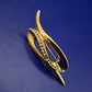 Elegante Goldfarbene Brosche mit Zirkonia-Verzierung