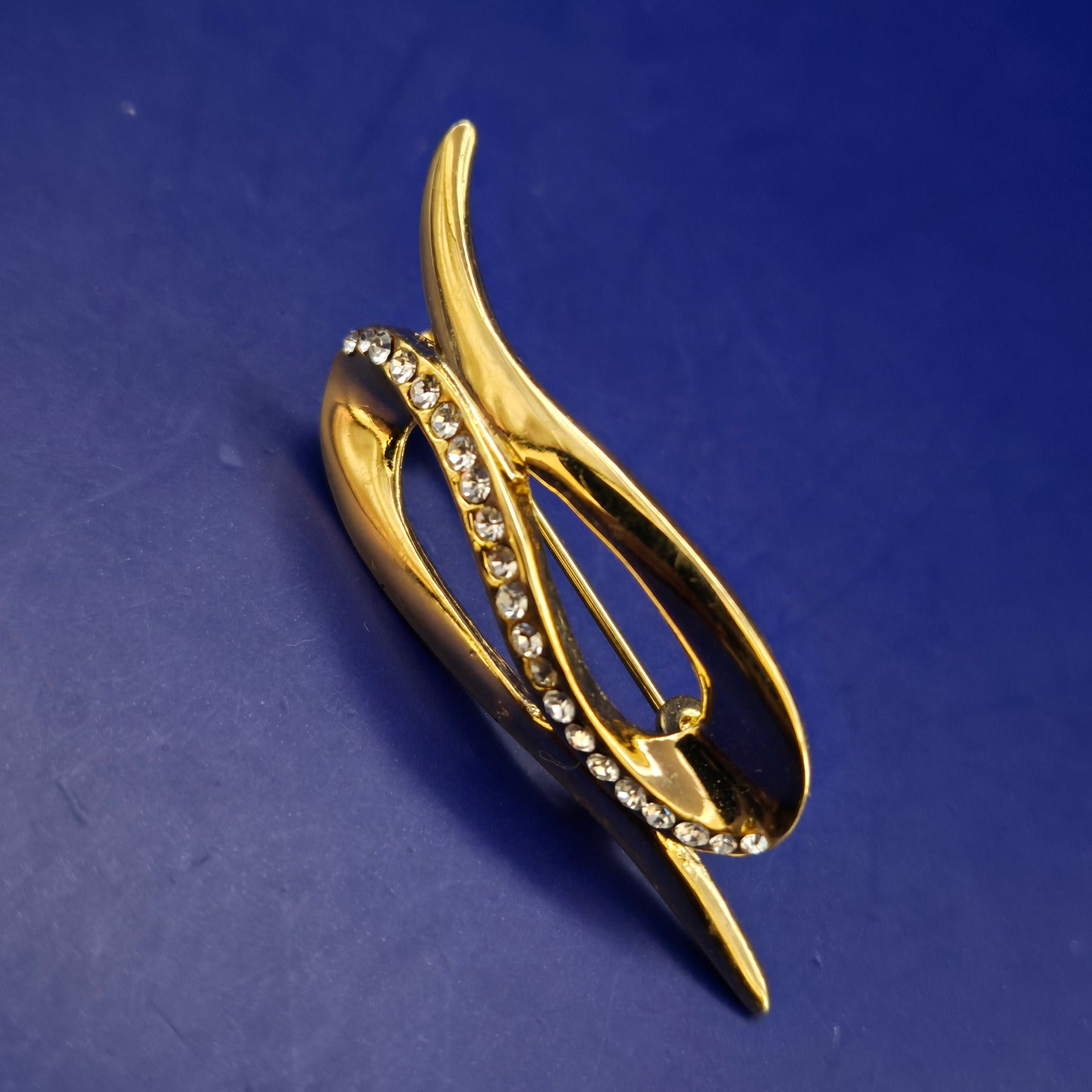Elegante Goldfarbene Brosche mit Zirkonia-Verzierung