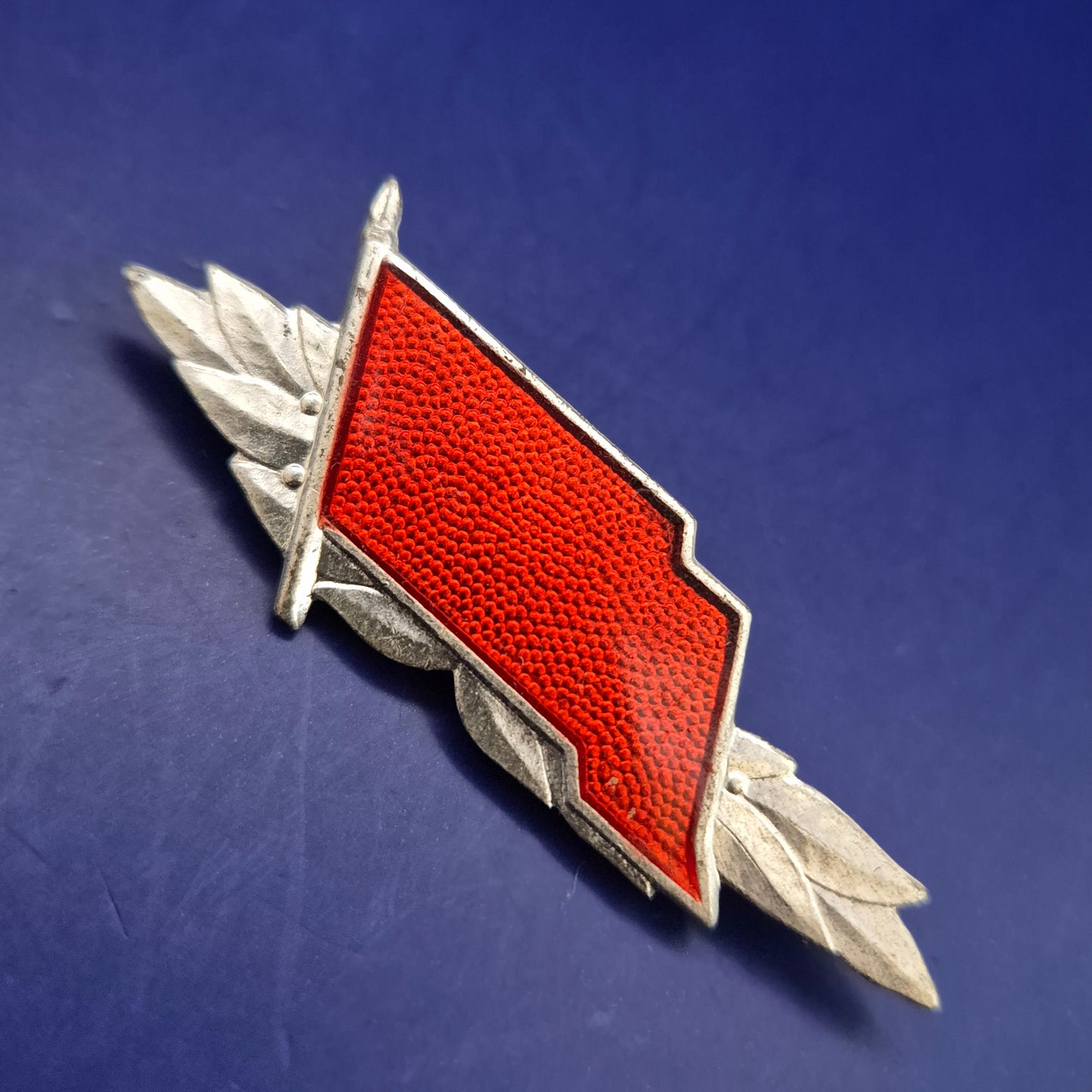 Elegante Vintage Brosche mit roter Emaille – Blatt Design im Silber Look