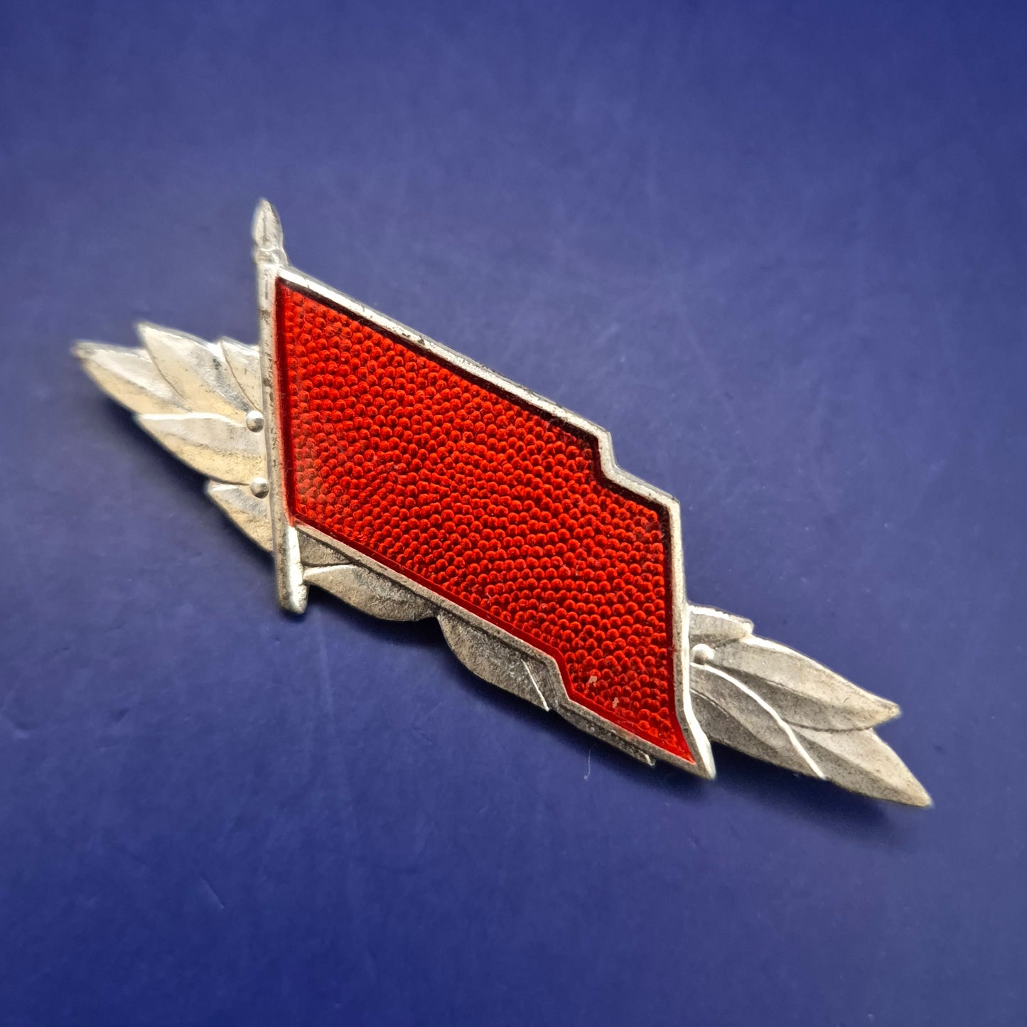 Elegante Vintage Brosche mit roter Emaille – Blatt Design im Silber Look