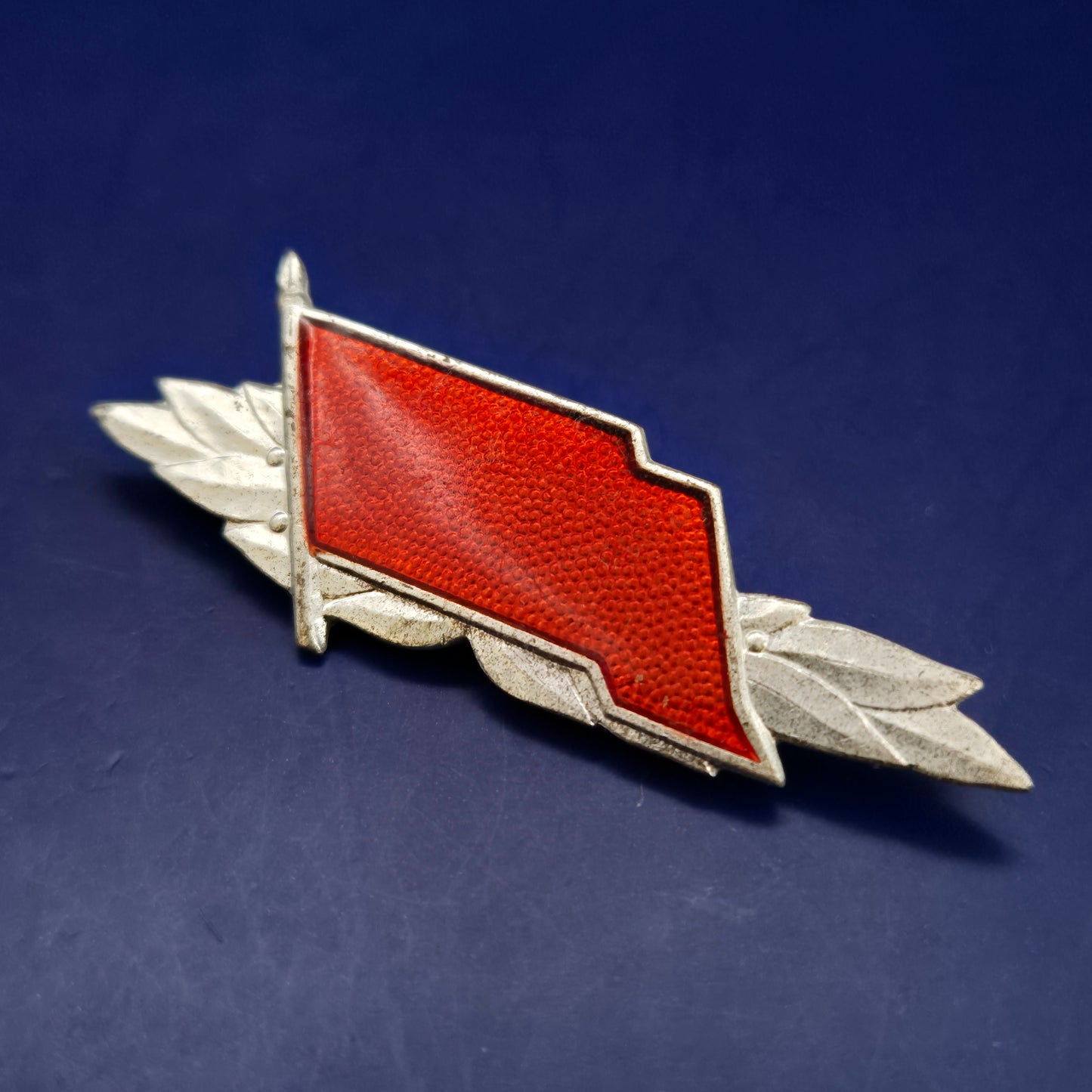 Elegante Vintage Brosche mit roter Emaille – Blatt Design im Silber Look
