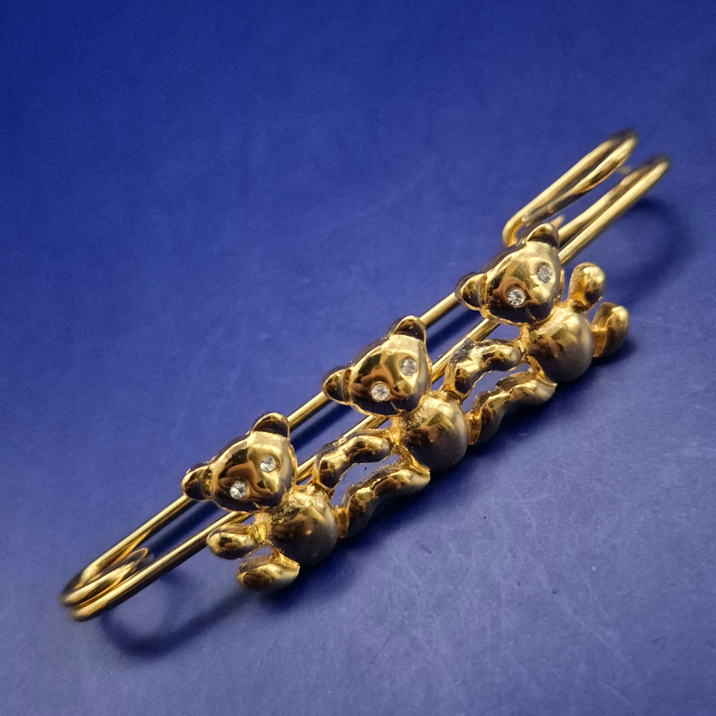 Goldene Brosche mit 3 Teddybären – Funkelnde Augen & Süßes Design