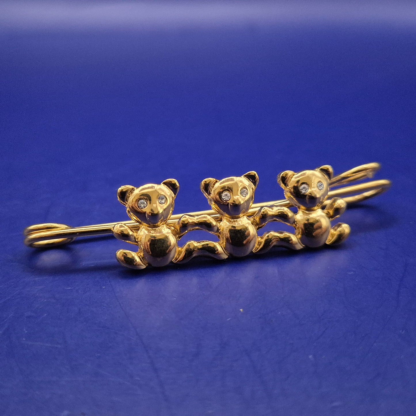 Goldene Brosche mit 3 Teddybären – Funkelnde Augen & Süßes Design