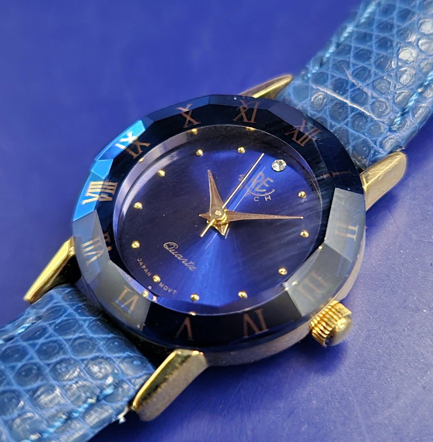 Stilvolle Damen Uhr mit blauem Zifferblatt – Exklusives Facettendesign