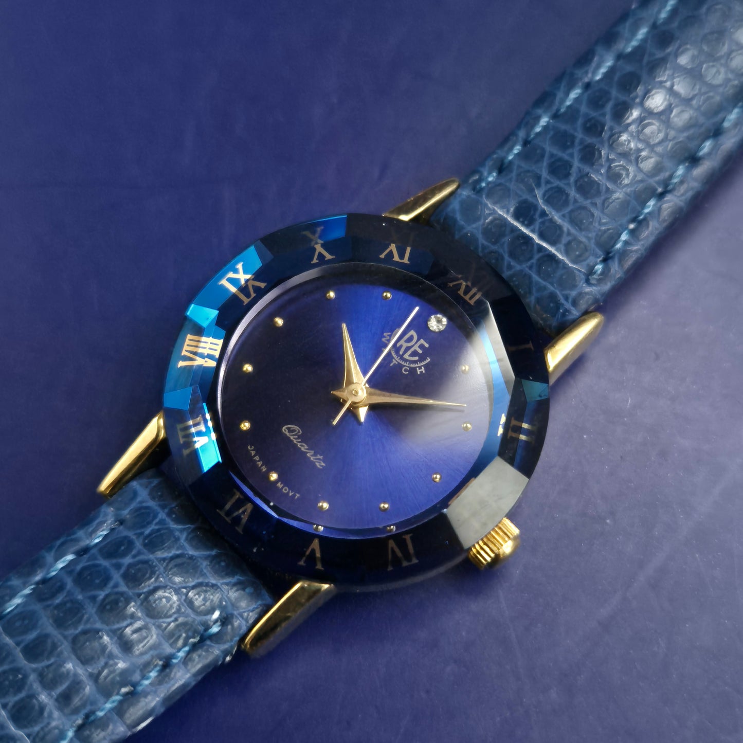 Stilvolle Damen Uhr mit blauem Zifferblatt – Exklusives Facettendesign