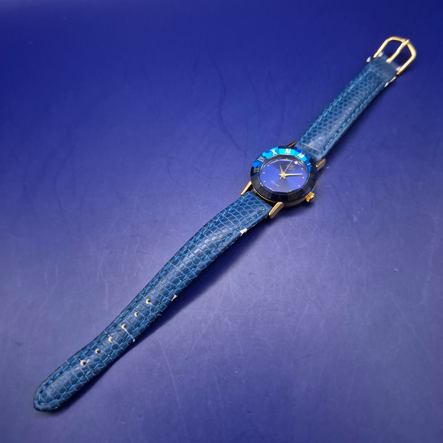 Stilvolle Damen Uhr mit blauem Zifferblatt – Exklusives Facettendesign