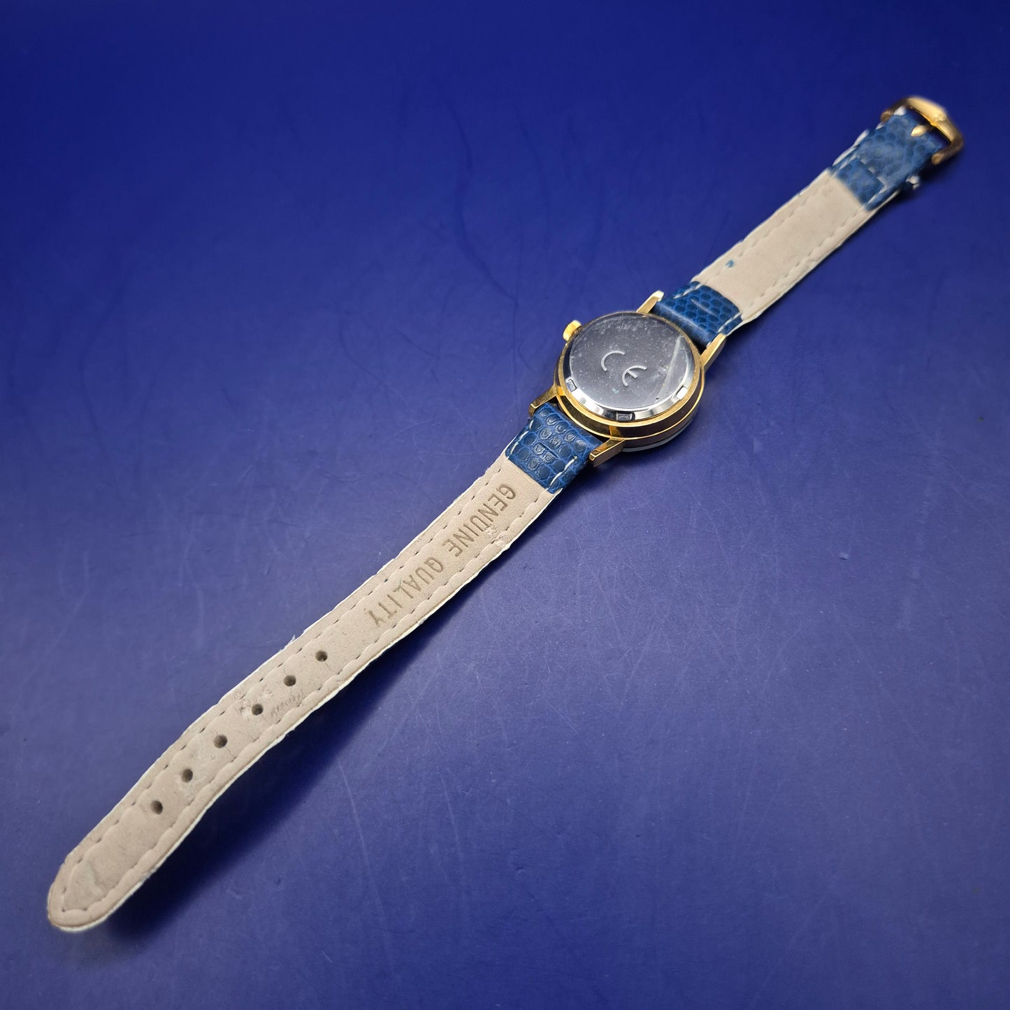 Stilvolle Damen Uhr mit blauem Zifferblatt – Exklusives Facettendesign