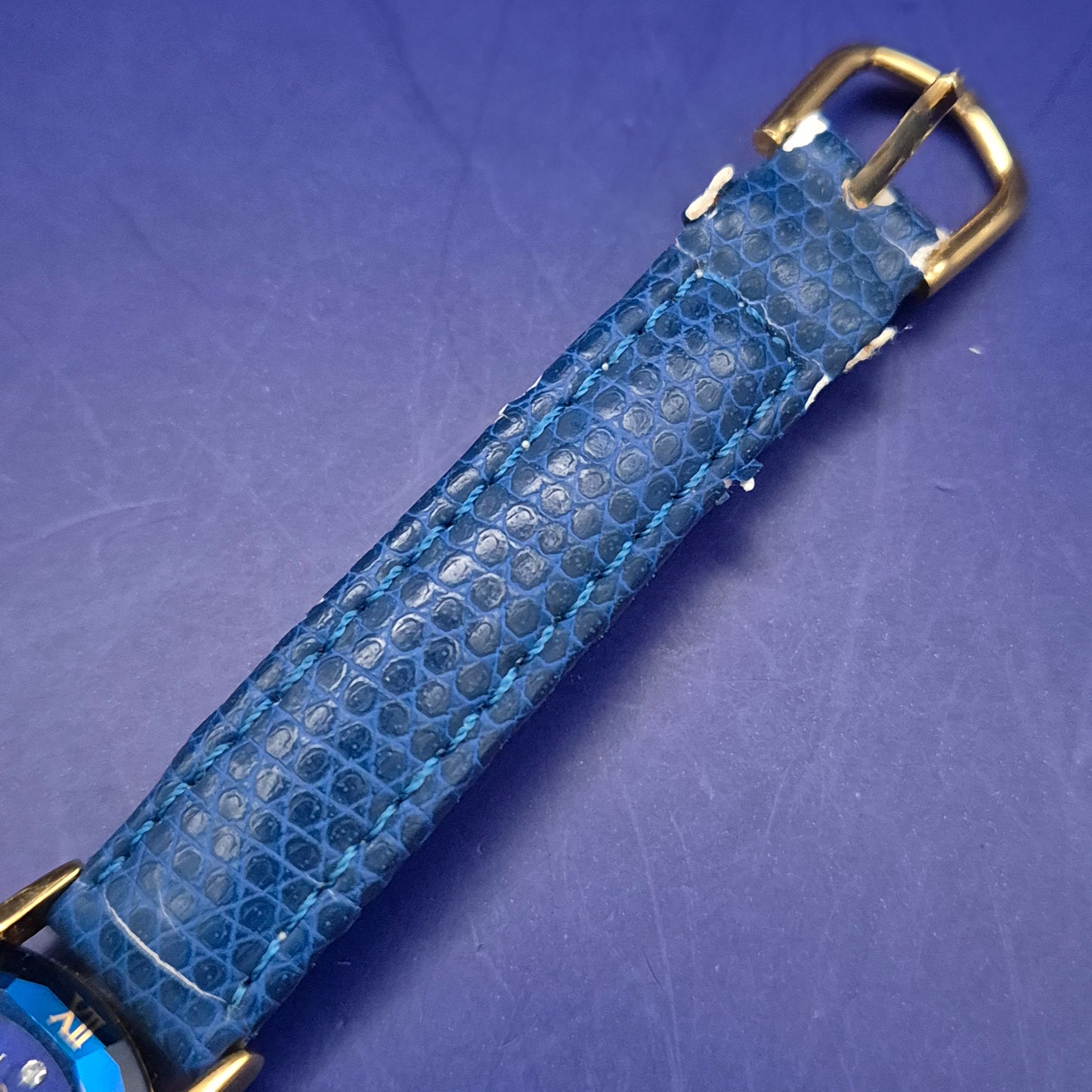 Stilvolle Damen Uhr mit blauem Zifferblatt – Exklusives Facettendesign