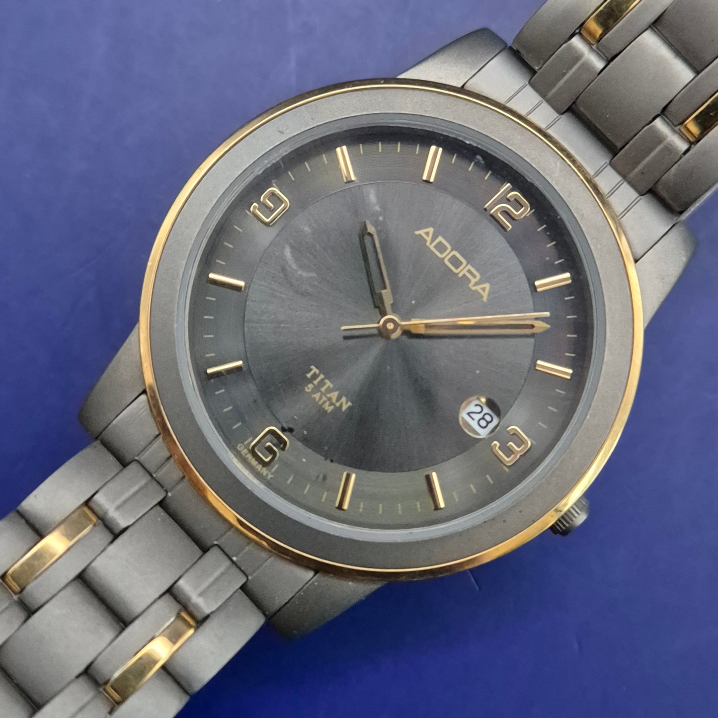 Moderne Adora Titan Herren Uhr – Bi-Color Design mit Datumsanzeige
