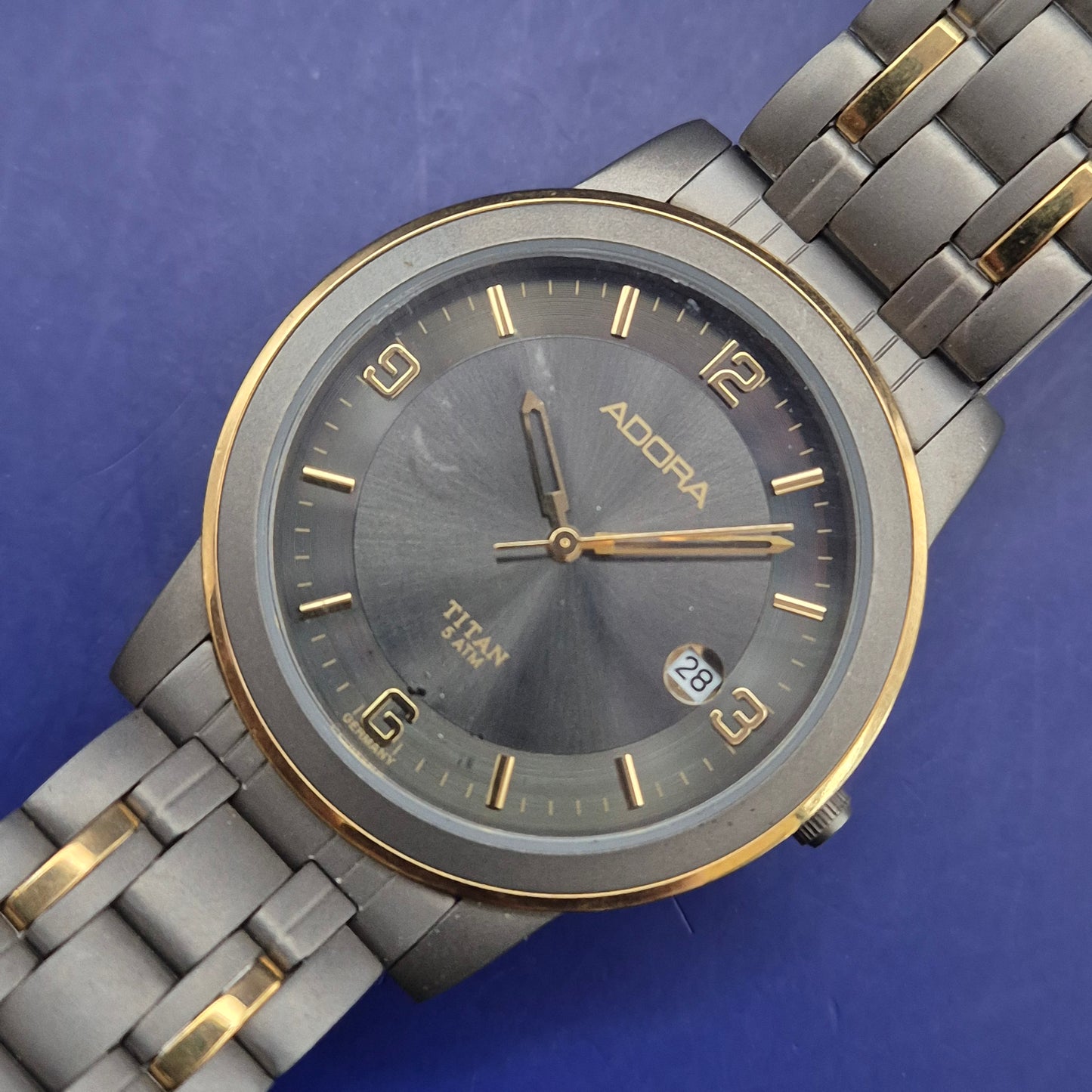 Moderne Adora Titan Herren Uhr – Bi-Color Design mit Datumsanzeige