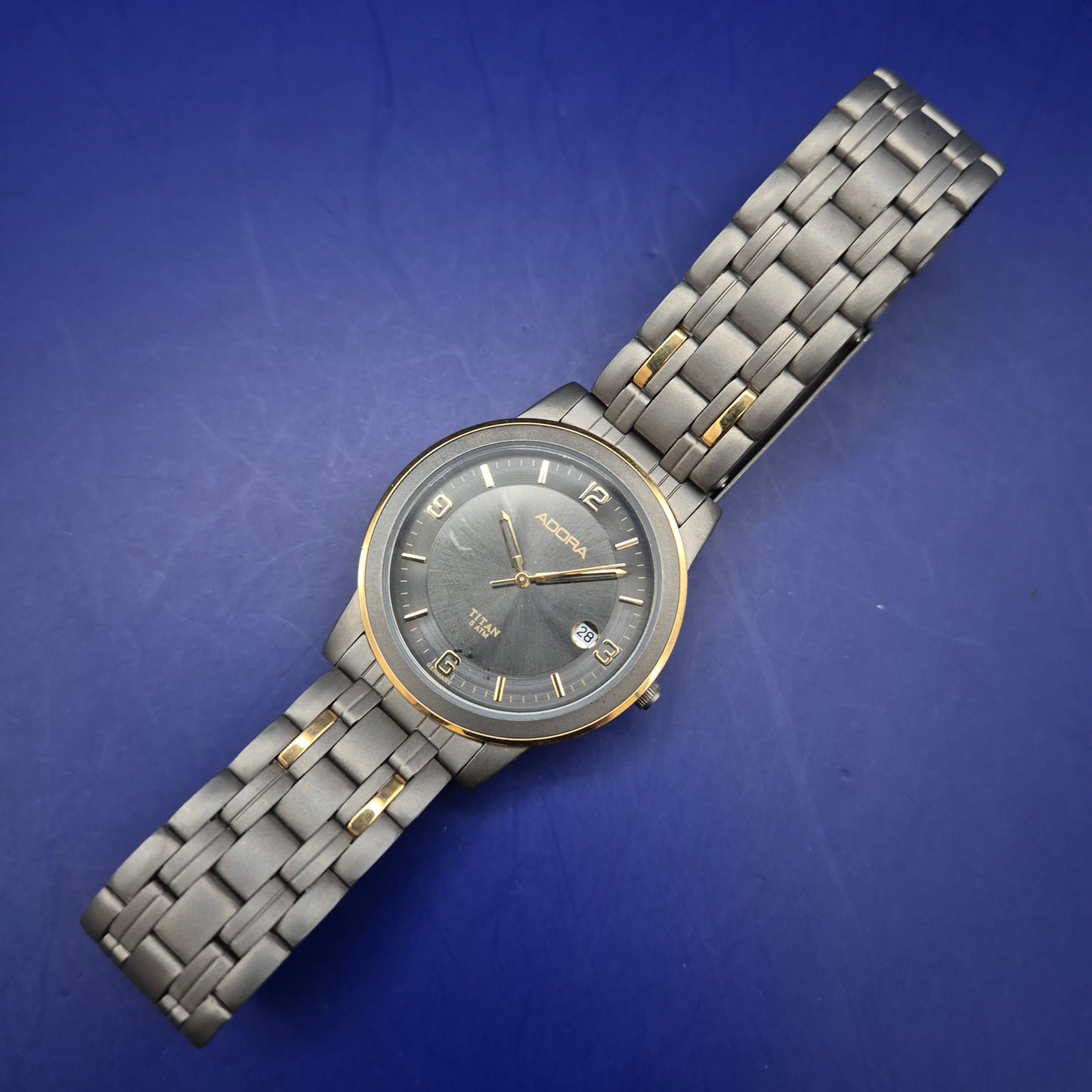 Moderne Adora Titan Herren Uhr – Bi-Color Design mit Datumsanzeige