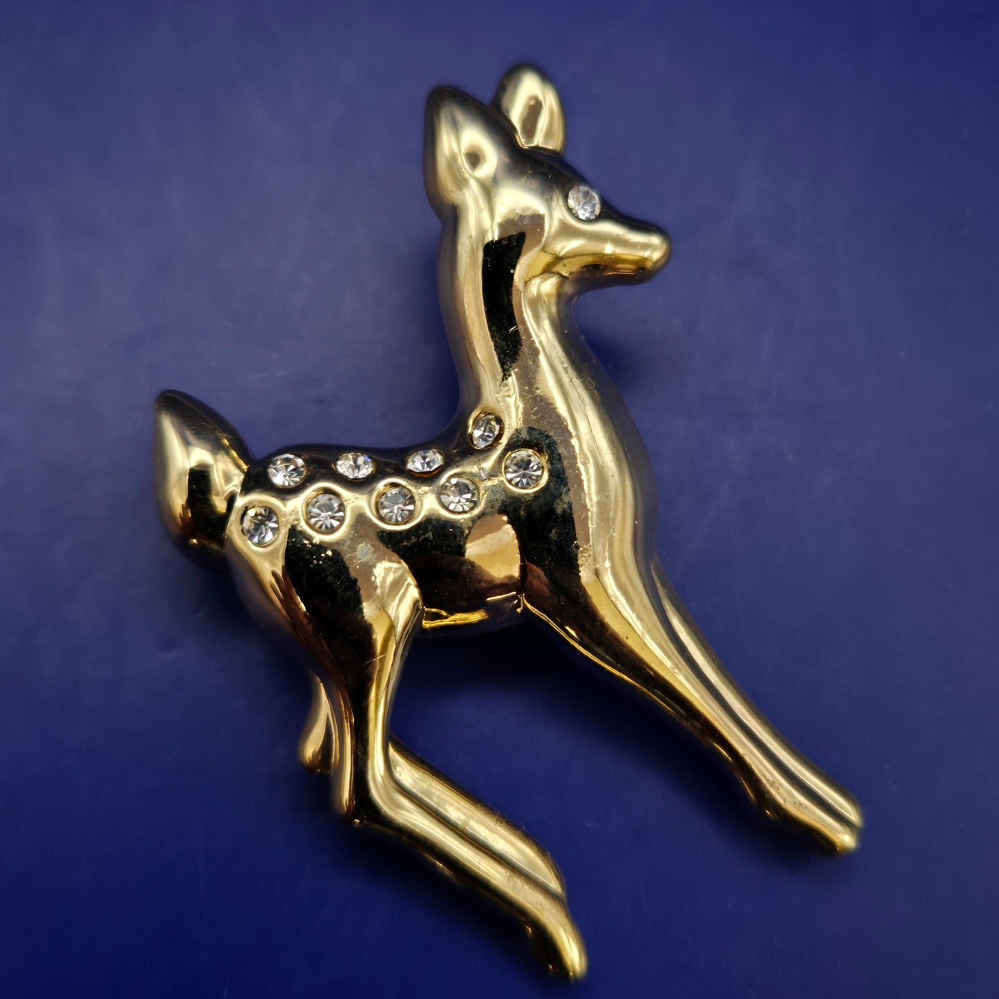 Glänzende Reh-Brosche mit Strassbesatz – Goldfarbenes Vintage-Design