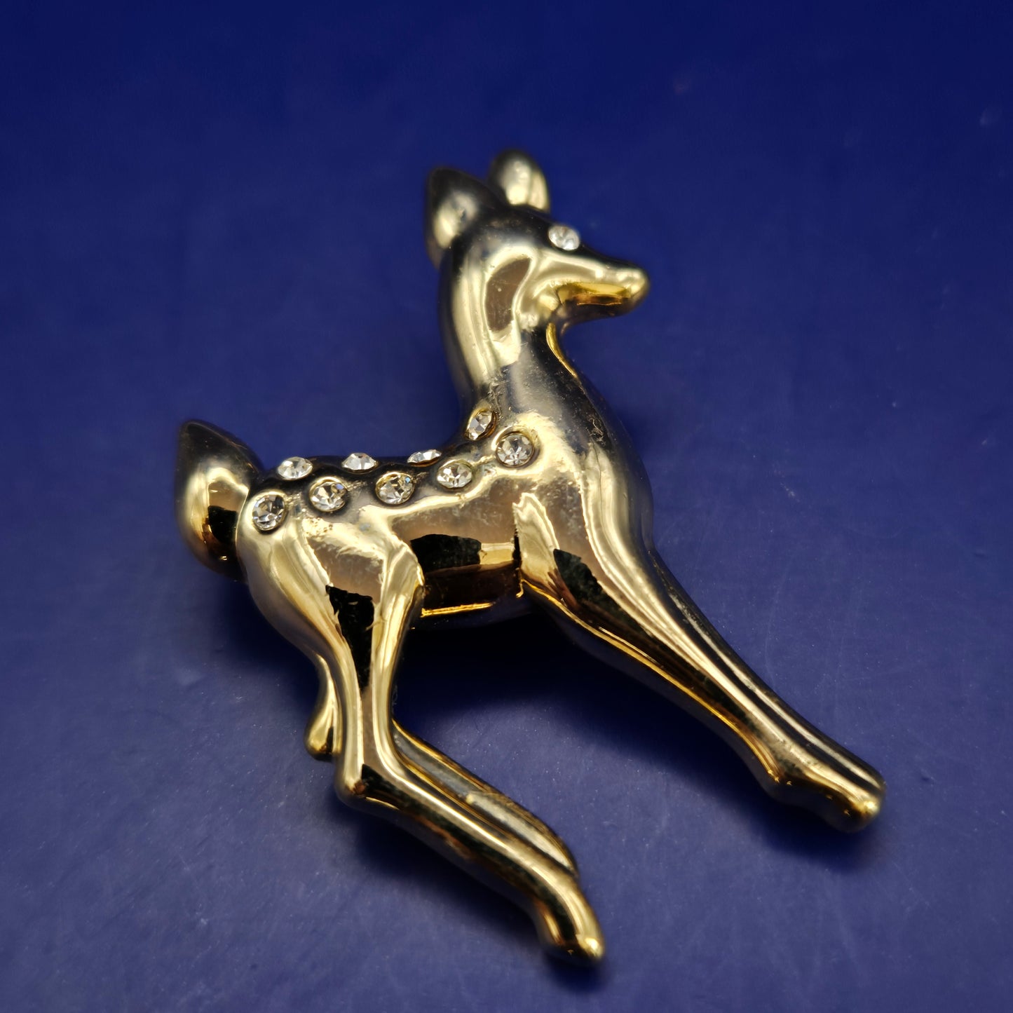 Glänzende Reh-Brosche mit Strassbesatz – Goldfarbenes Vintage-Design