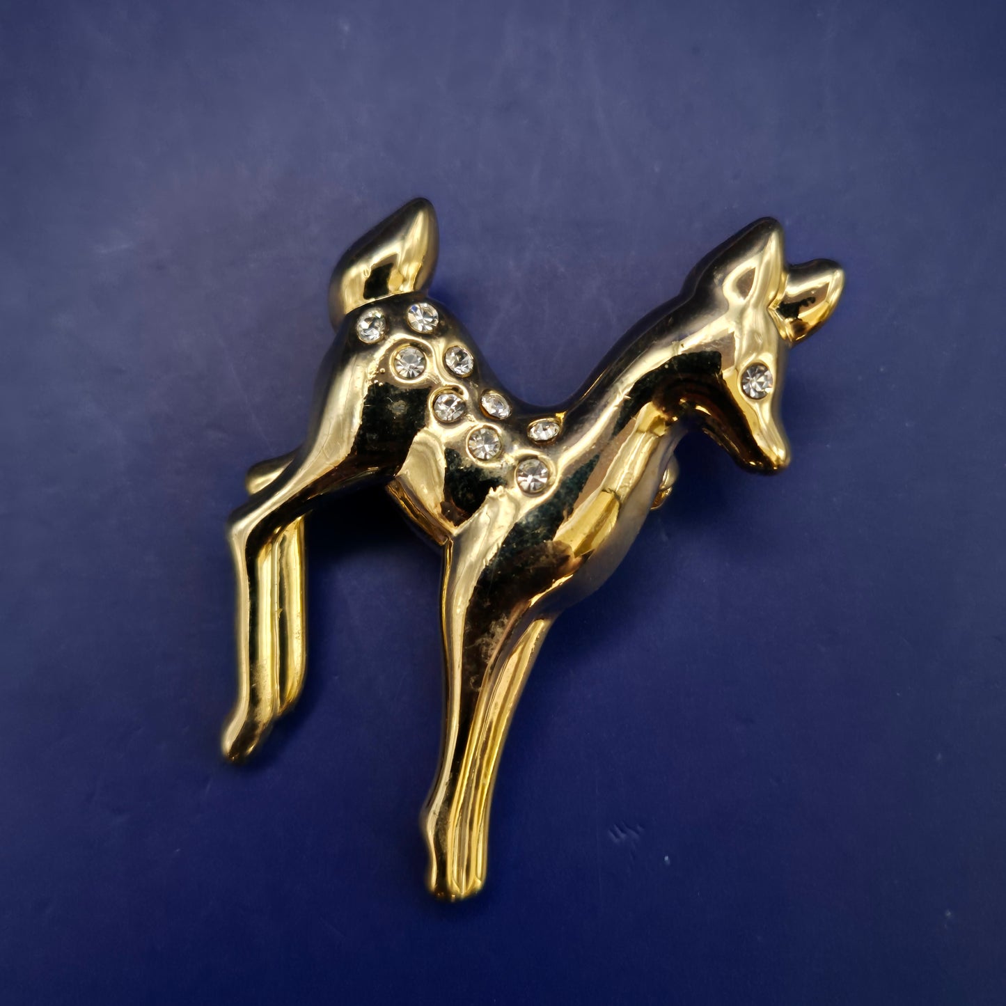Glänzende Reh-Brosche mit Strassbesatz – Goldfarbenes Vintage-Design