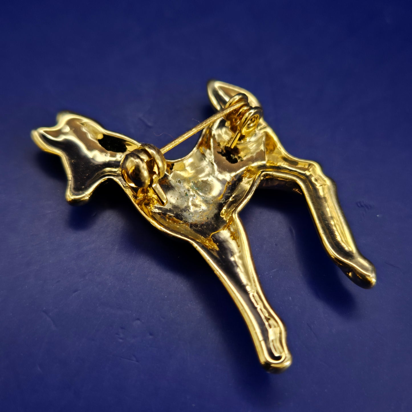 Glänzende Reh-Brosche mit Strassbesatz – Goldfarbenes Vintage-Design