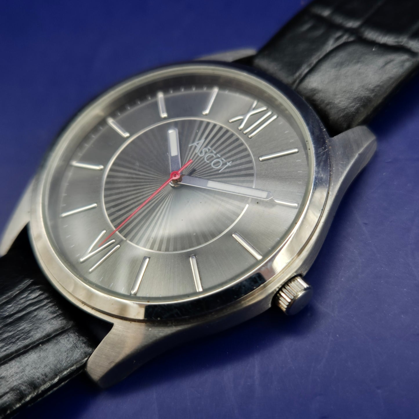Elegante Ascot Herren Uhr – Zeitloses Design mit Sonnenschliff-Zifferblatt
