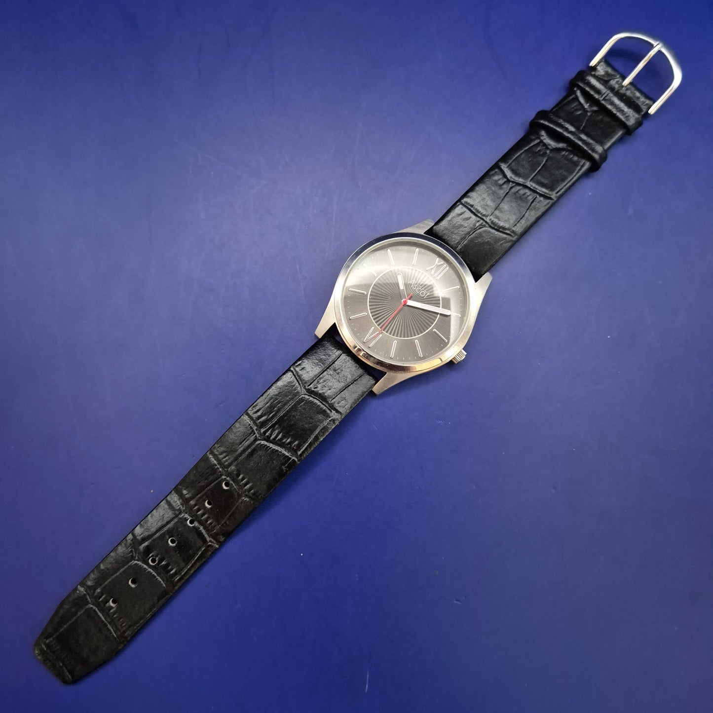 Elegante Ascot Herren Uhr – Zeitloses Design mit Sonnenschliff-Zifferblatt