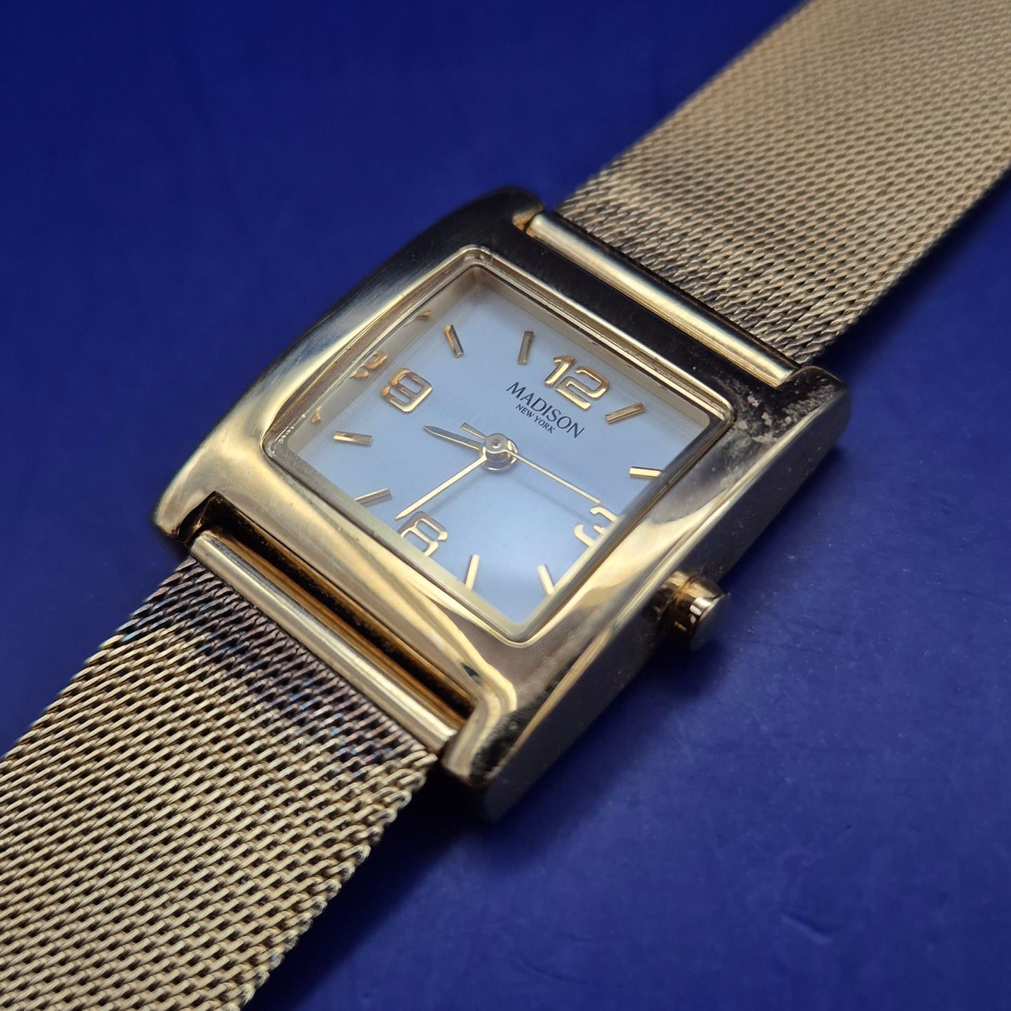 Elegante Madison New York Damen Uhr – Goldene Mesh-Optik & Rechteckiges Design