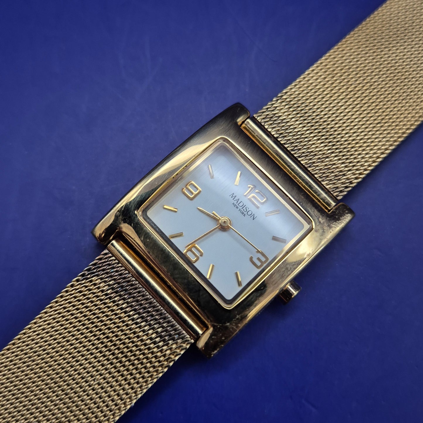 Elegante Madison New York Damen Uhr – Goldene Mesh-Optik & Rechteckiges Design