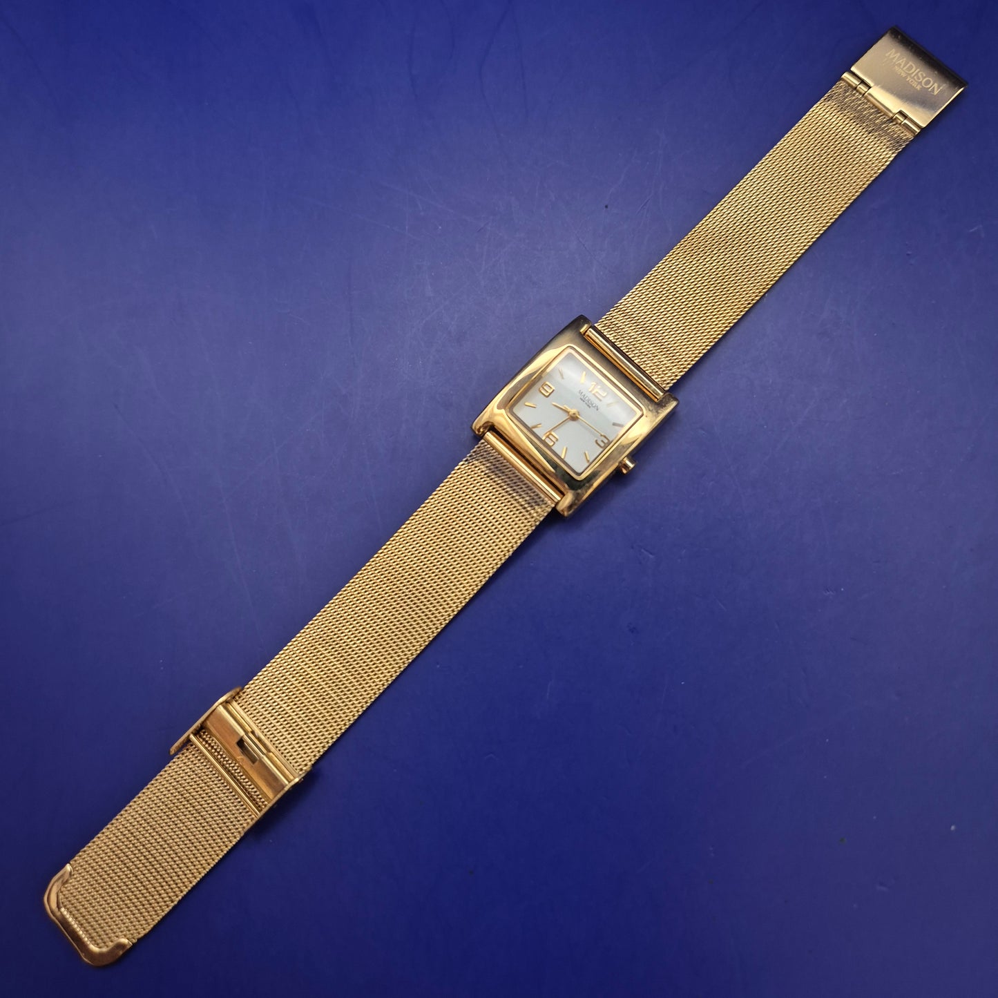 Elegante Madison New York Damen Uhr – Goldene Mesh-Optik & Rechteckiges Design