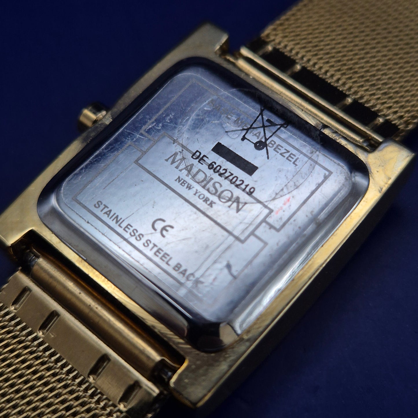 Elegante Madison New York Damen Uhr – Goldene Mesh-Optik & Rechteckiges Design