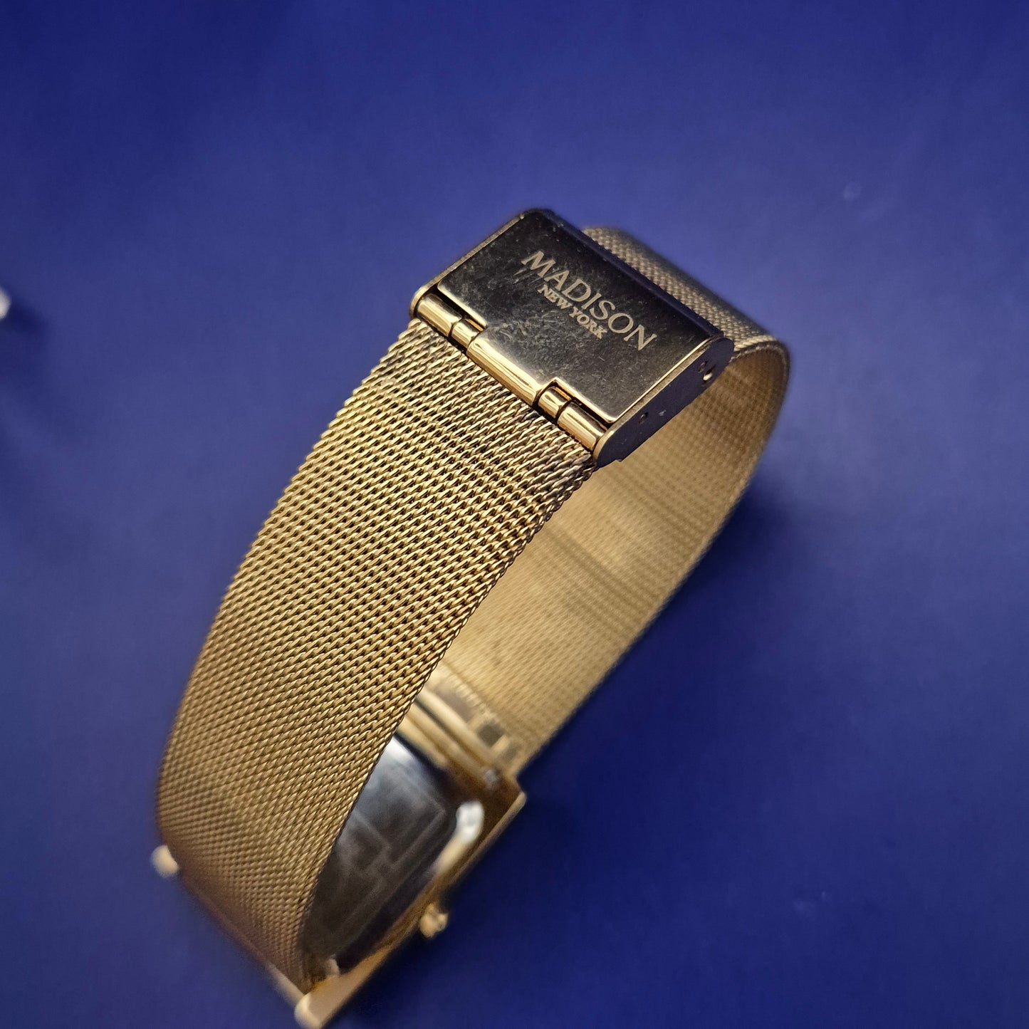 Elegante Madison New York Damen Uhr – Goldene Mesh-Optik & Rechteckiges Design