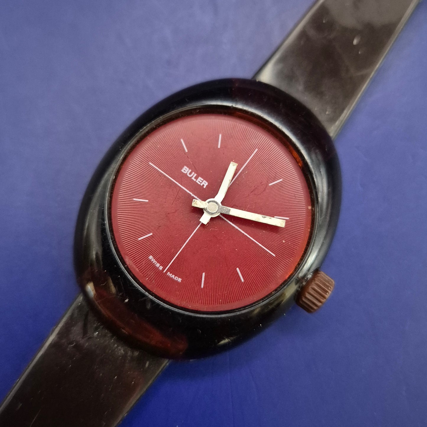 Vintage Buler Swiss Made Herren Uhr – Retro-Stil mit rotem Zifferblatt
