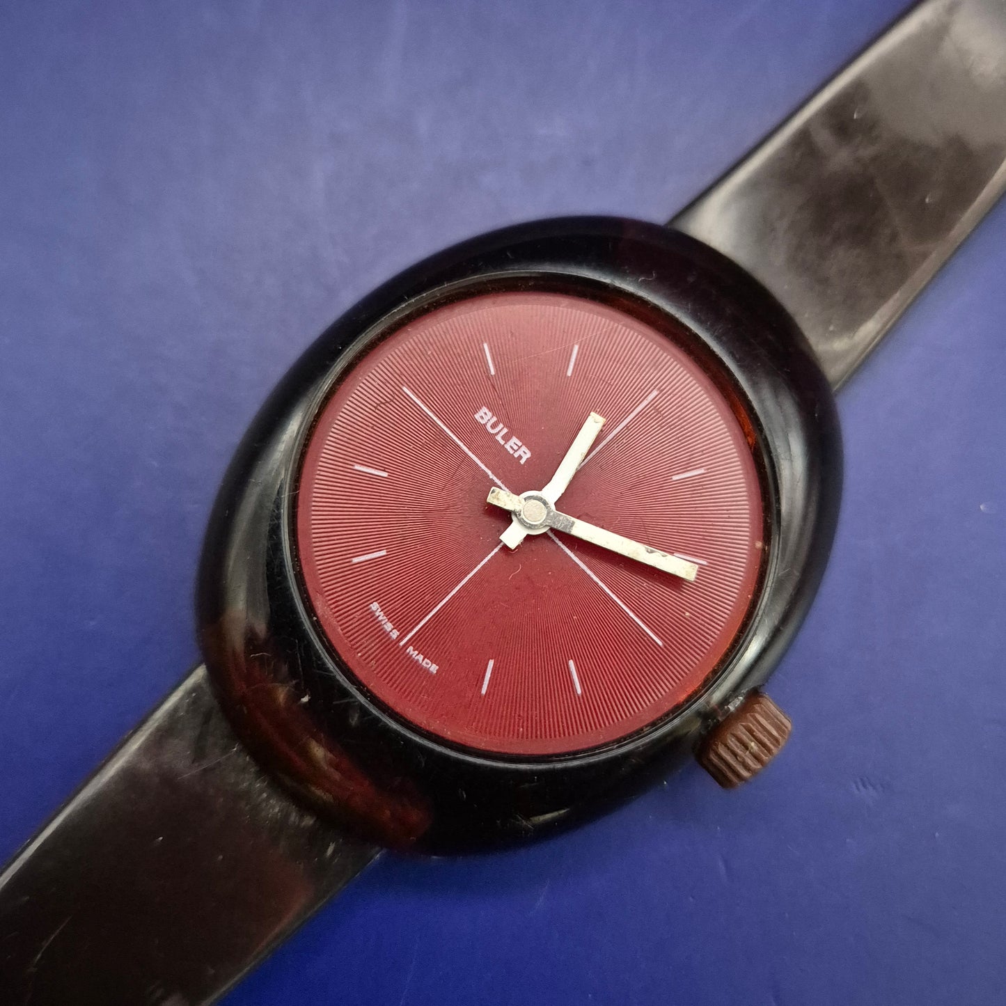 Vintage Buler Swiss Made Herren Uhr – Retro-Stil mit rotem Zifferblatt