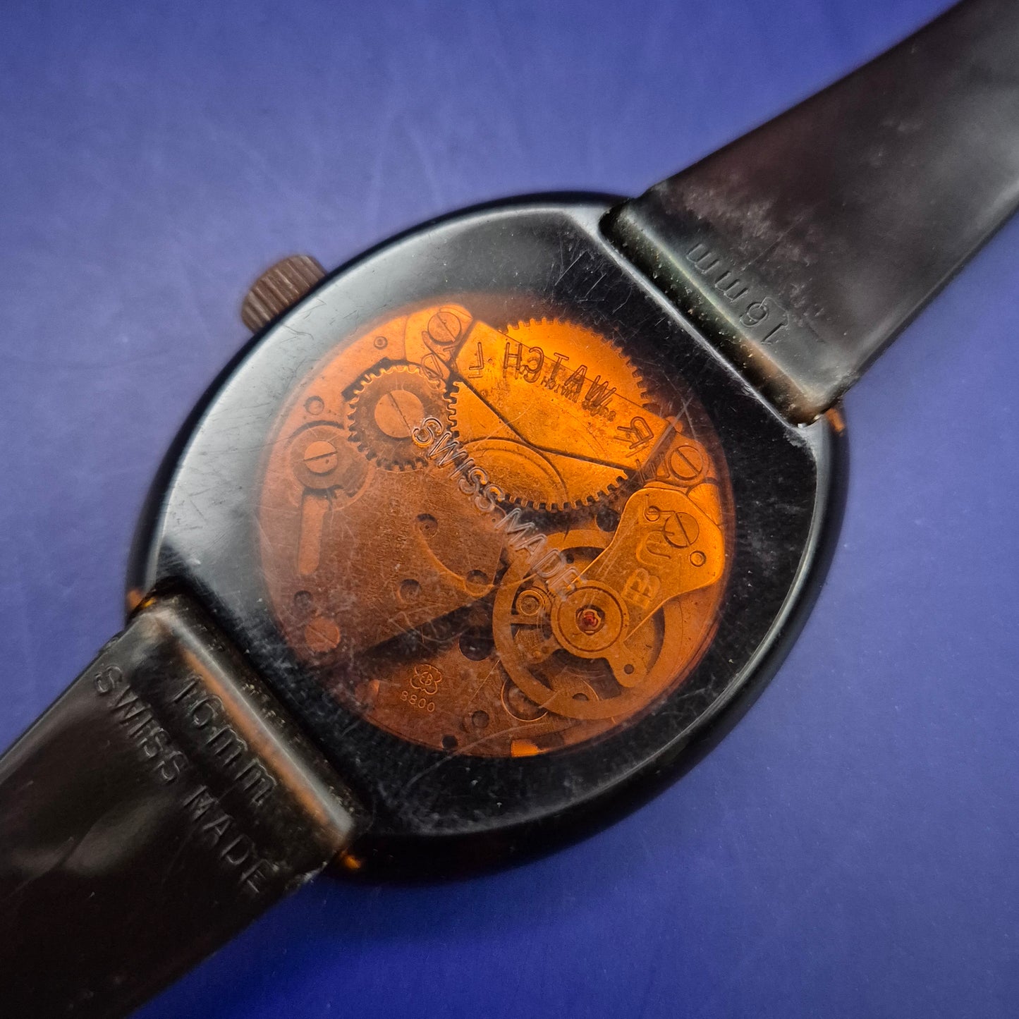 Vintage Buler Swiss Made Herren Uhr – Retro-Stil mit rotem Zifferblatt