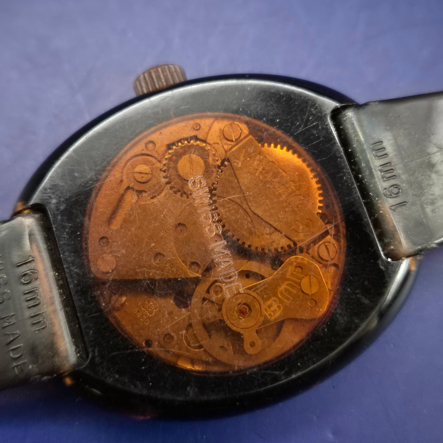 Vintage Buler Swiss Made Herren Uhr – Retro-Stil mit rotem Zifferblatt