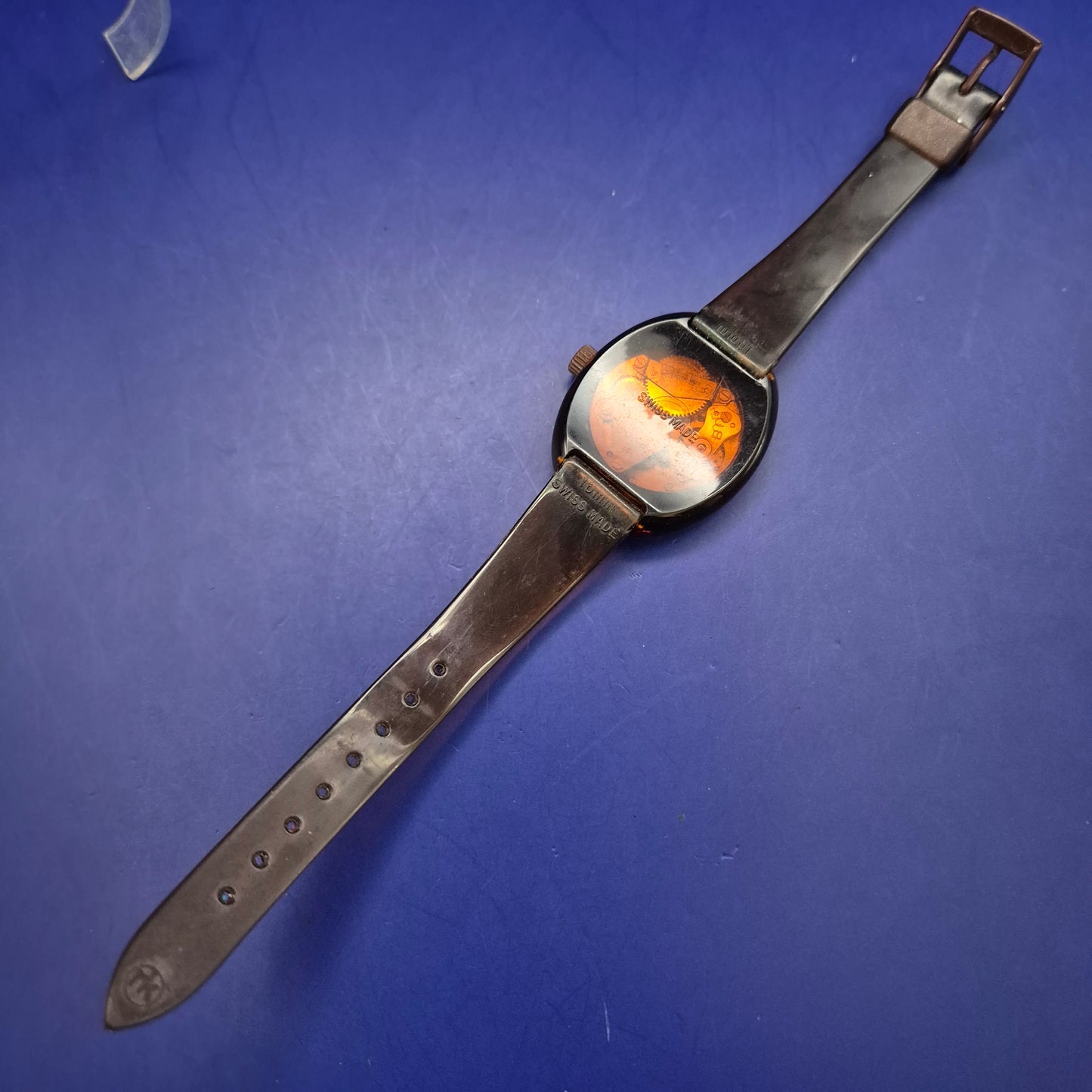 Vintage Buler Swiss Made Herren Uhr – Retro-Stil mit rotem Zifferblatt