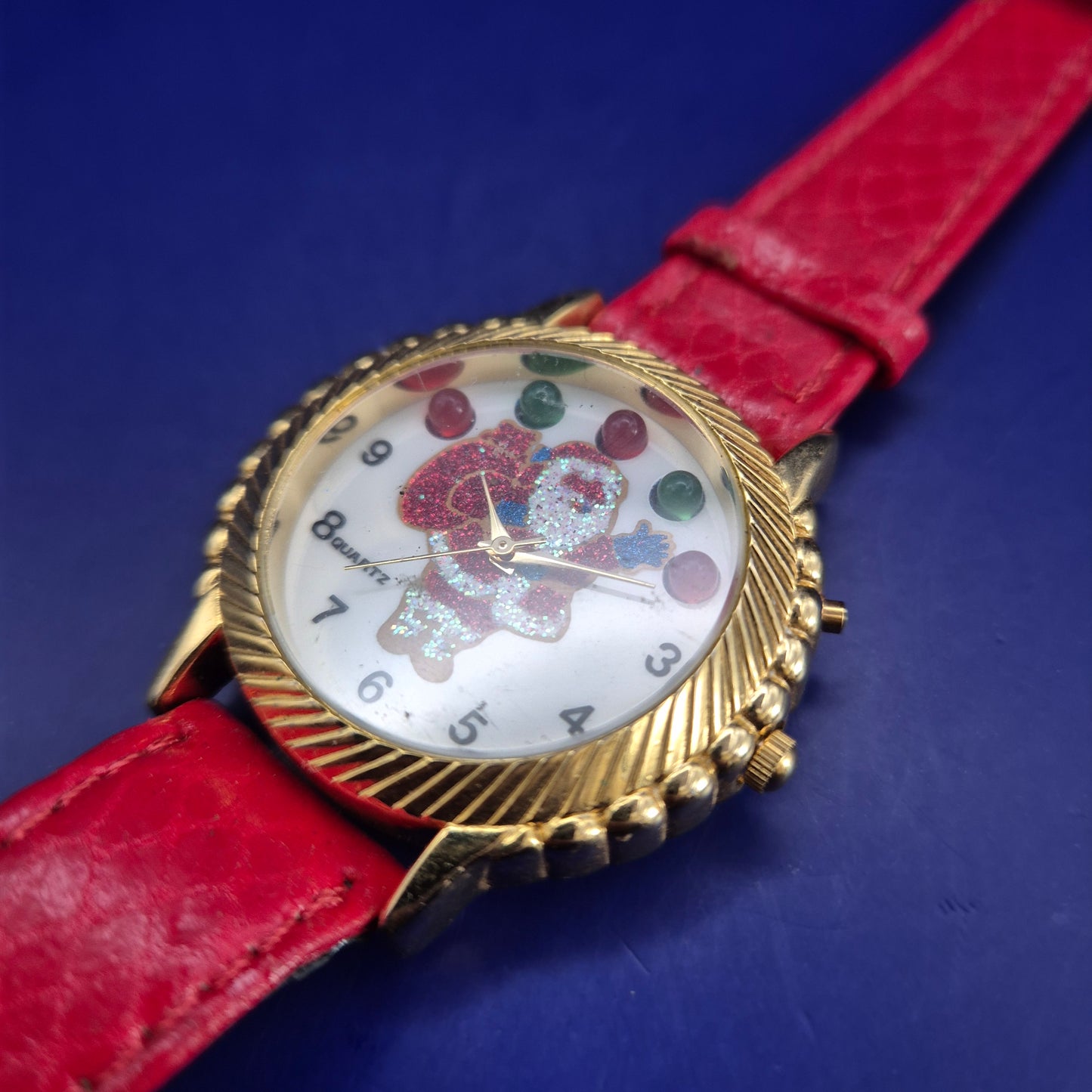 Verspielte Santa Claus Damen Uhr – Festliches Design mit Glitzer-Zifferblatt