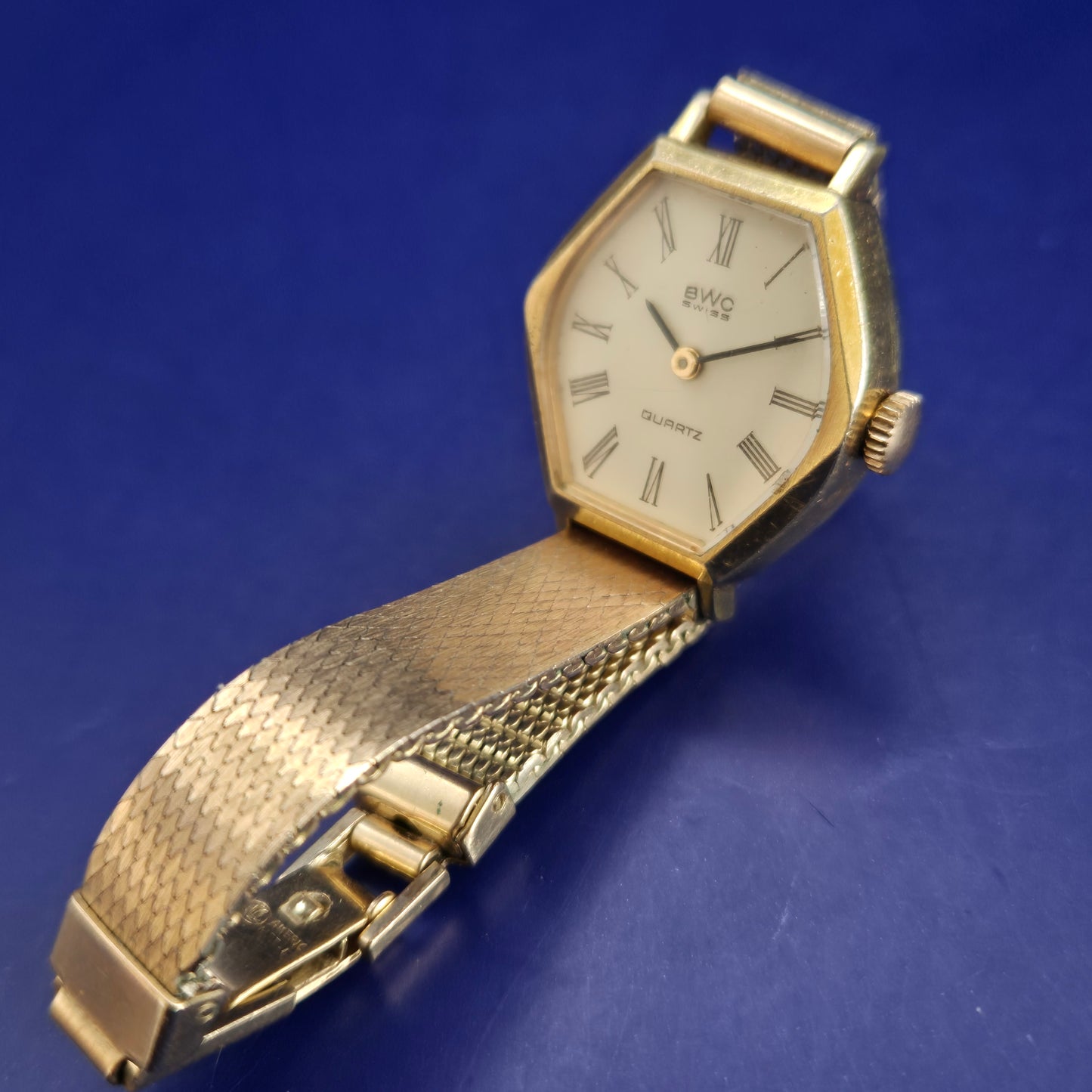 Schicke BWC Swiss Damen Uhr – Klassische Eleganz in Goldoptik