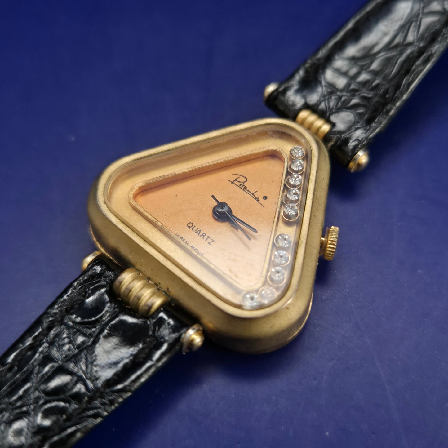 Elegante Piranha Damen Uhr – Goldenes Dreieck Design mit Strass