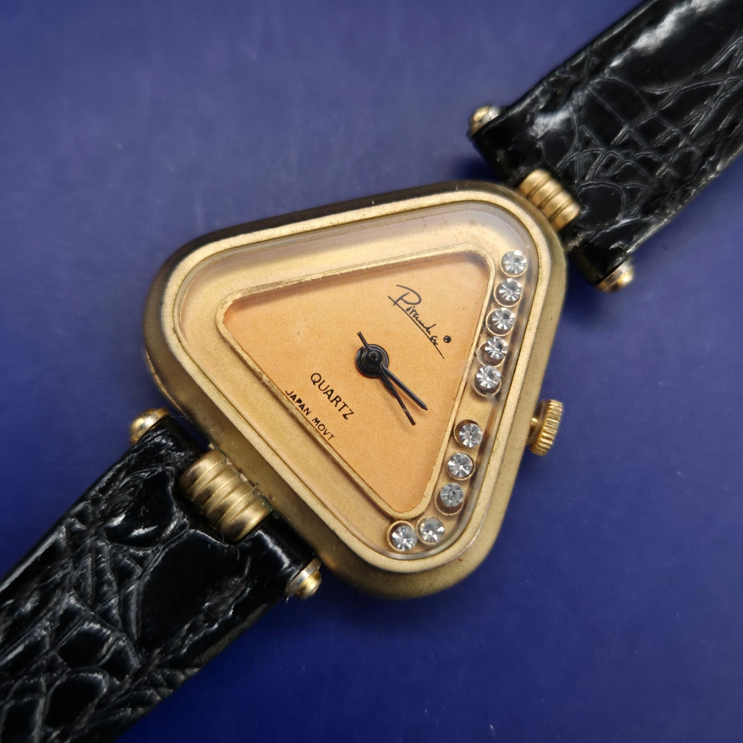 Elegante Piranha Damen Uhr – Goldenes Dreieck Design mit Strass