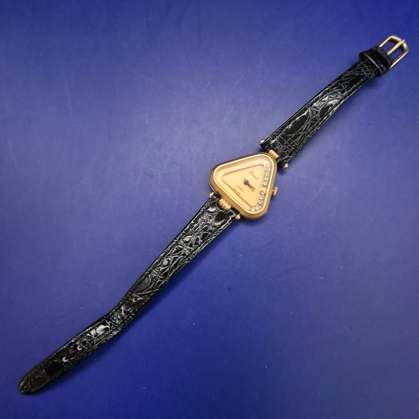 Elegante Piranha Damen Uhr – Goldenes Dreieck Design mit Strass