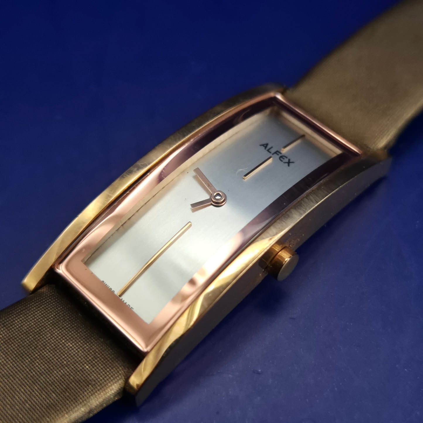 Elegante Alfex Damen Uhr – Exklusives Plum Design aus der Schweiz