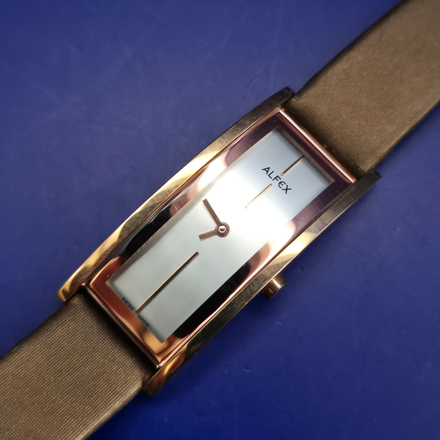 Elegante Alfex Damen Uhr – Exklusives Plum Design aus der Schweiz