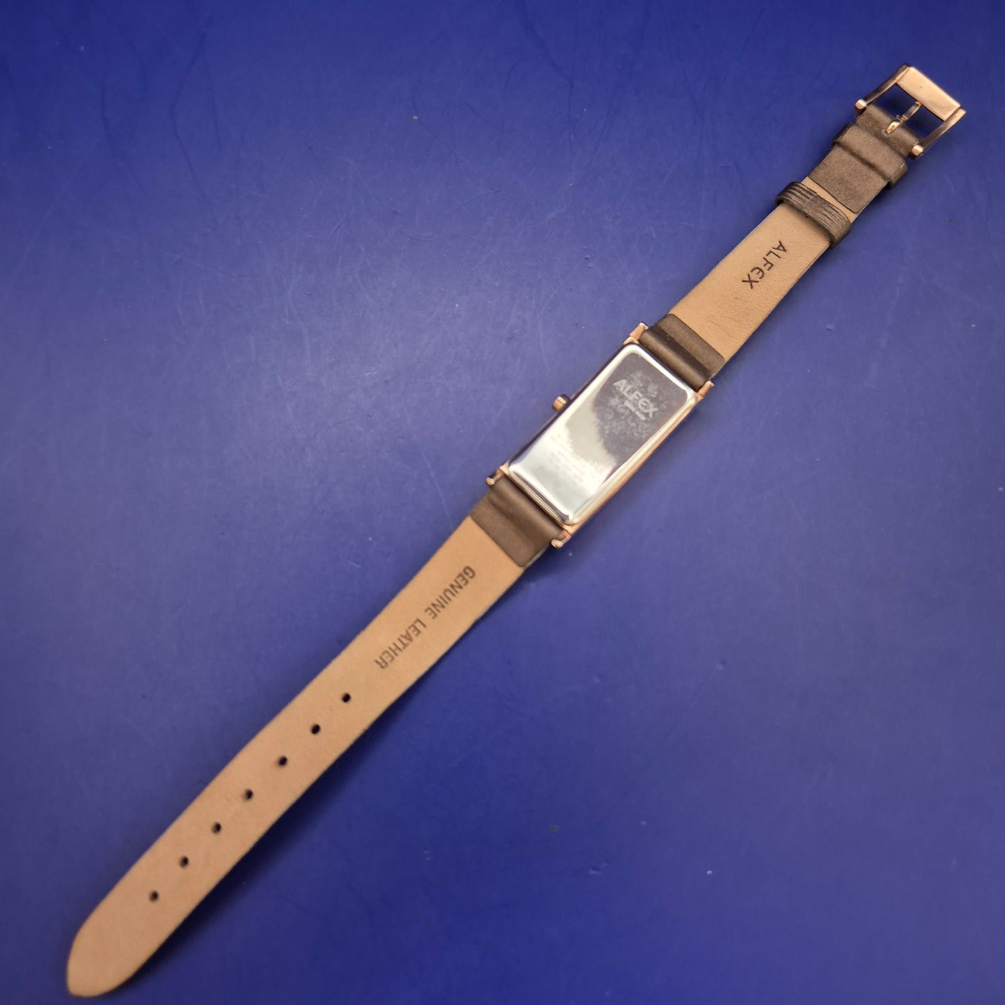 Elegante Alfex Damen Uhr – Exklusives Plum Design aus der Schweiz